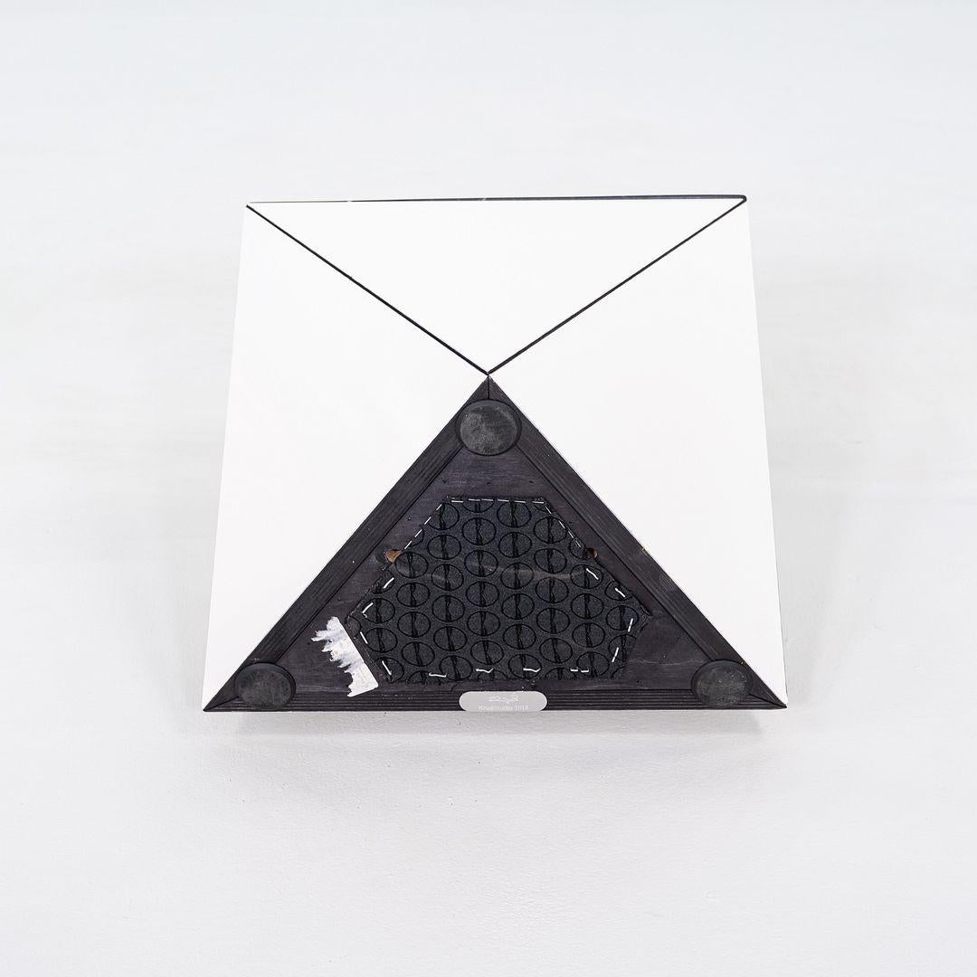 Moderne 2021 David Adjaye for Knoll Washington Prism Side Table in White / Black Marble (table d'appoint en marbre blanc et noir) en vente