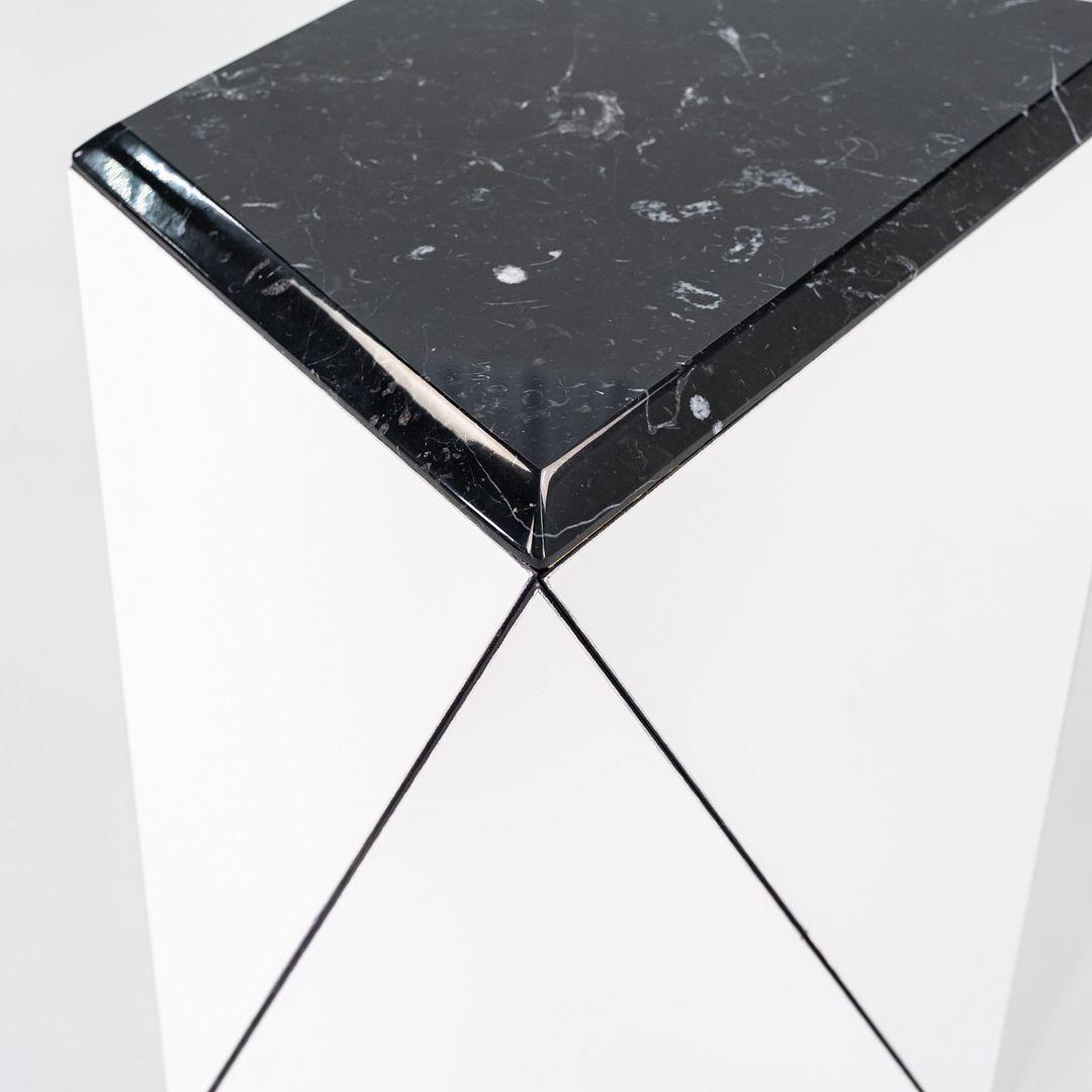 2021 David Adjaye for Knoll Washington Prism Side Table in White / Black Marble (table d'appoint en marbre blanc et noir) Bon état - En vente à Philadelphia, PA