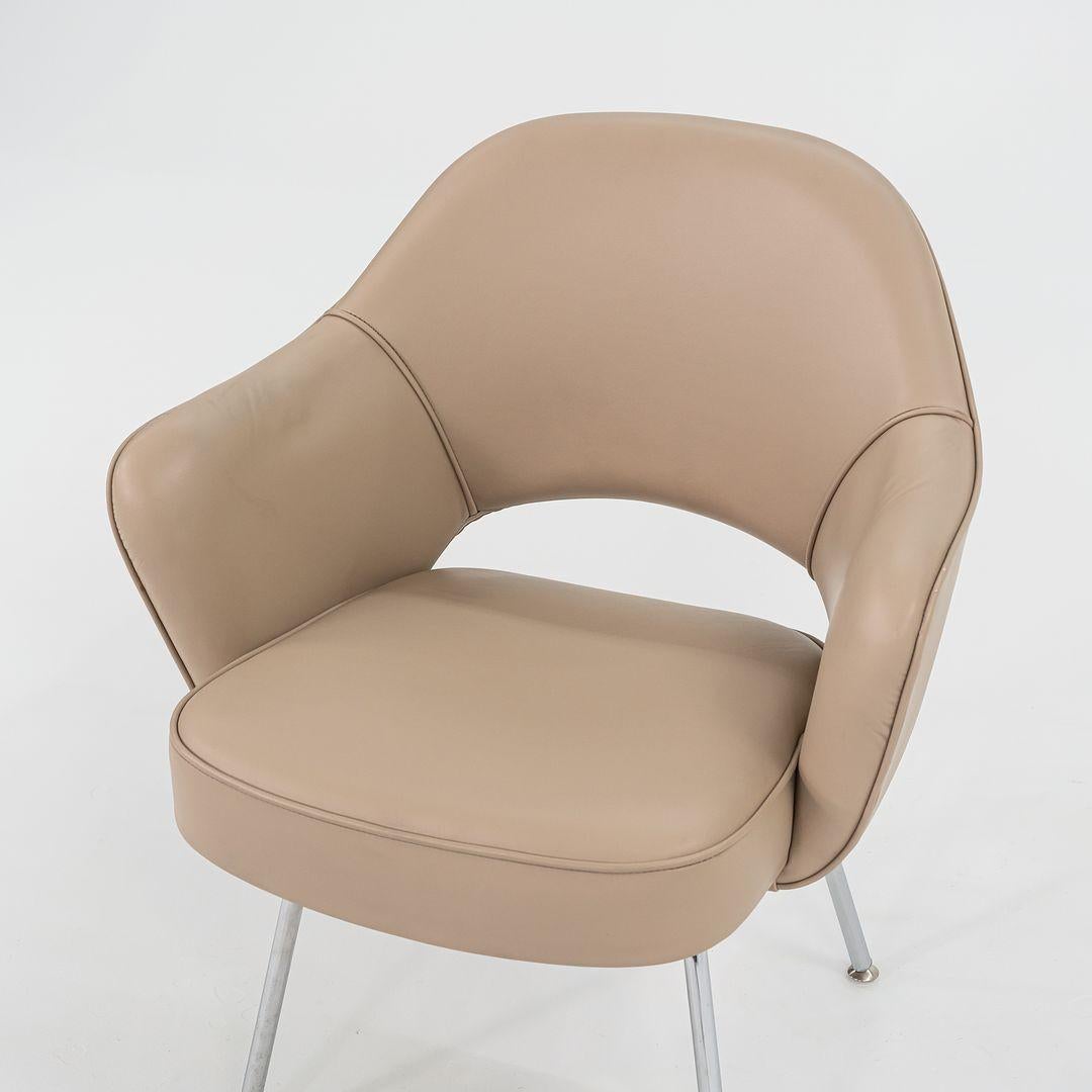 2021 Eero Saarinen para Knoll Silla de Comedor con Brazos de Ejecutivo en Piel Marrón Fuego en venta 3