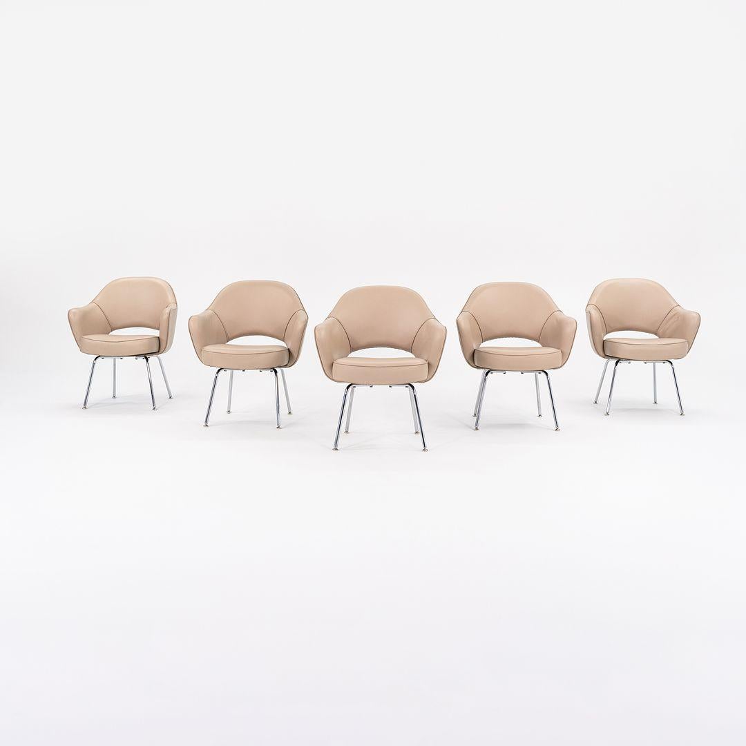 Se trata de sillones ejecutivos Saarinen, modelo 71A, diseñados inicialmente en 1948 por Eero Saarinen para Knoll. Estos ejemplares en concreto se fabricaron en 2021. El precio indicado incluye una silla, y tenemos varias sillas disponibles para