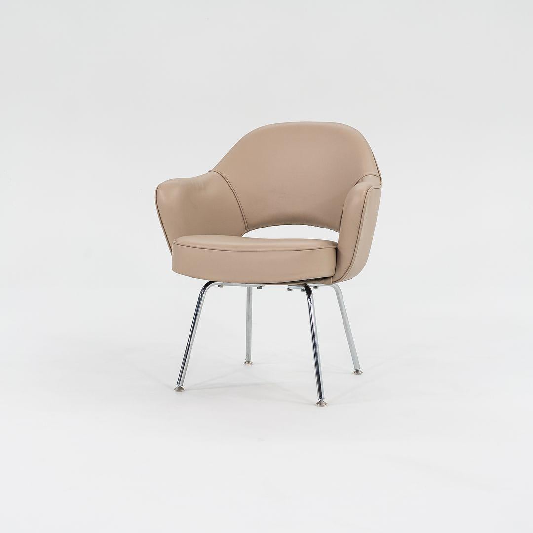 2021 Eero Saarinen para Knoll Silla de Comedor con Brazos de Ejecutivo en Piel Marrón Fuego Moderno en venta