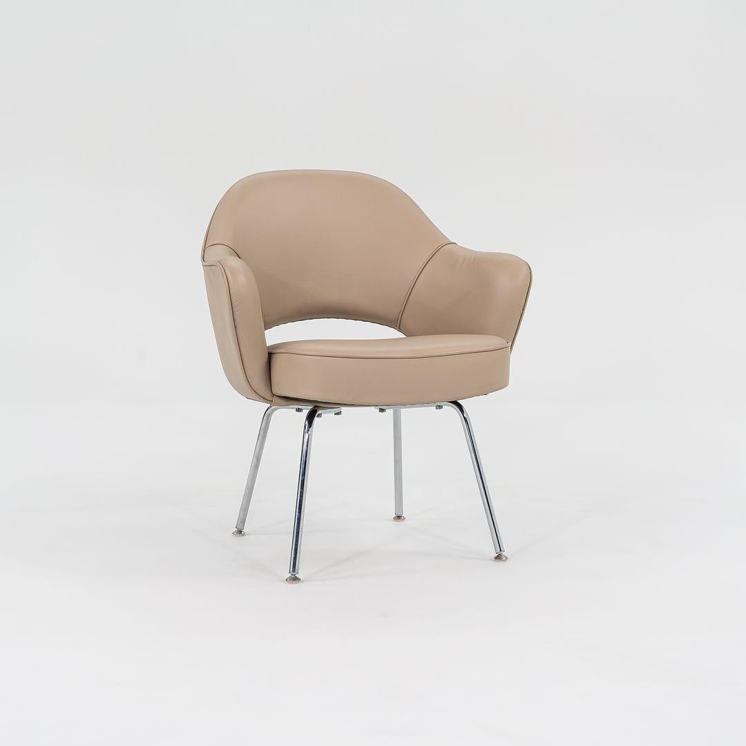 2021 Eero Saarinen para Knoll Silla de Comedor con Brazos de Ejecutivo en Piel Marrón Fuego Estadounidense en venta