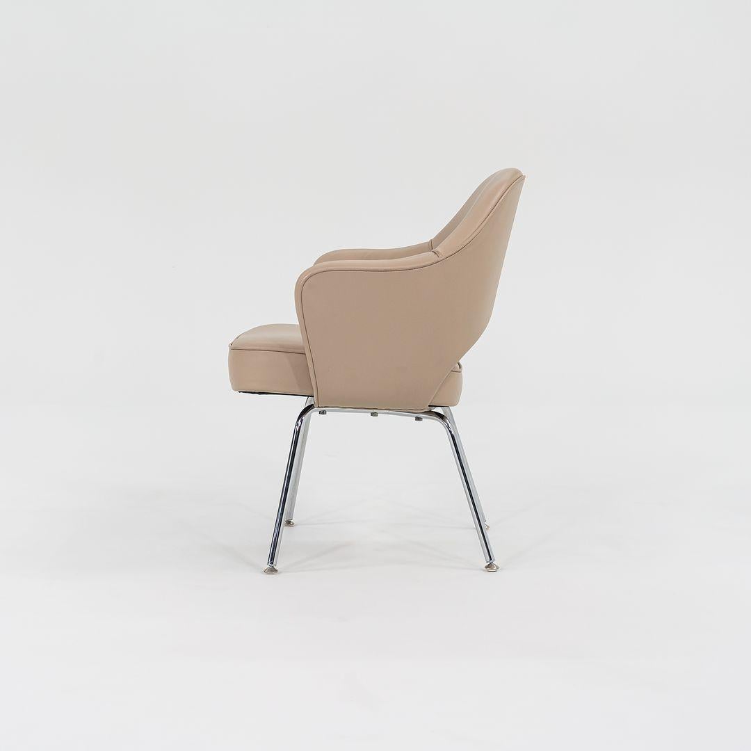 2021 Eero Saarinen para Knoll Silla de Comedor con Brazos de Ejecutivo en Piel Marrón Fuego en Bueno estado para la venta en Philadelphia, PA