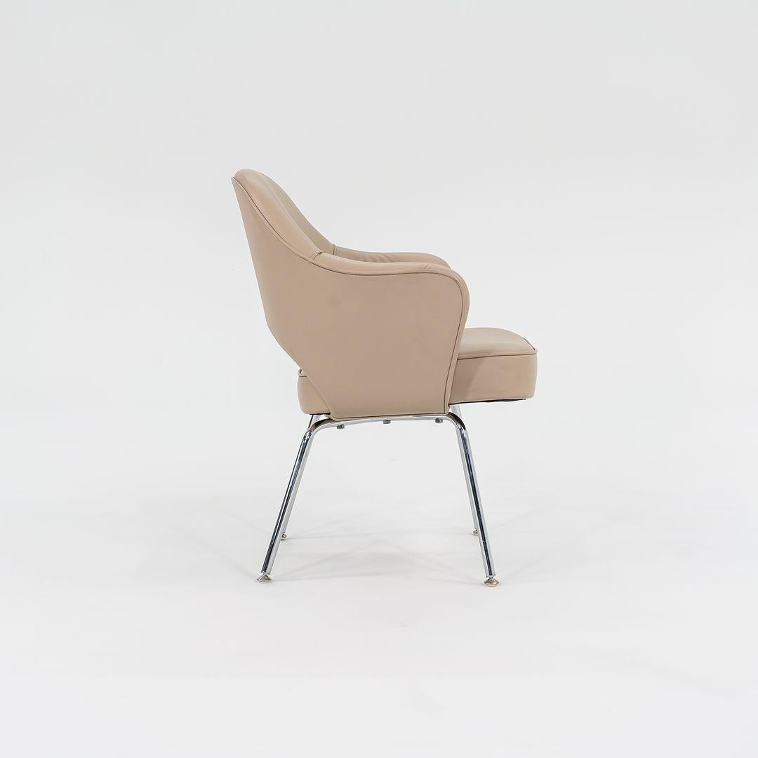 2021 Eero Saarinen para Knoll Silla de Comedor con Brazos de Ejecutivo en Piel Marrón Fuego Siglo XXI y contemporáneo en venta