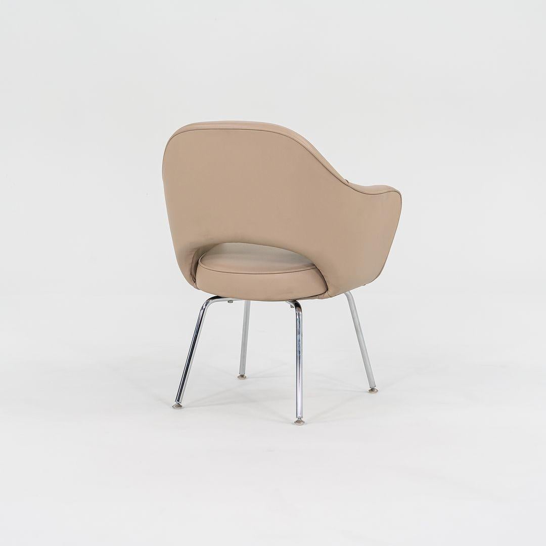 2021 Eero Saarinen para Knoll Silla de Comedor con Brazos de Ejecutivo en Piel Marrón Fuego Acero en venta