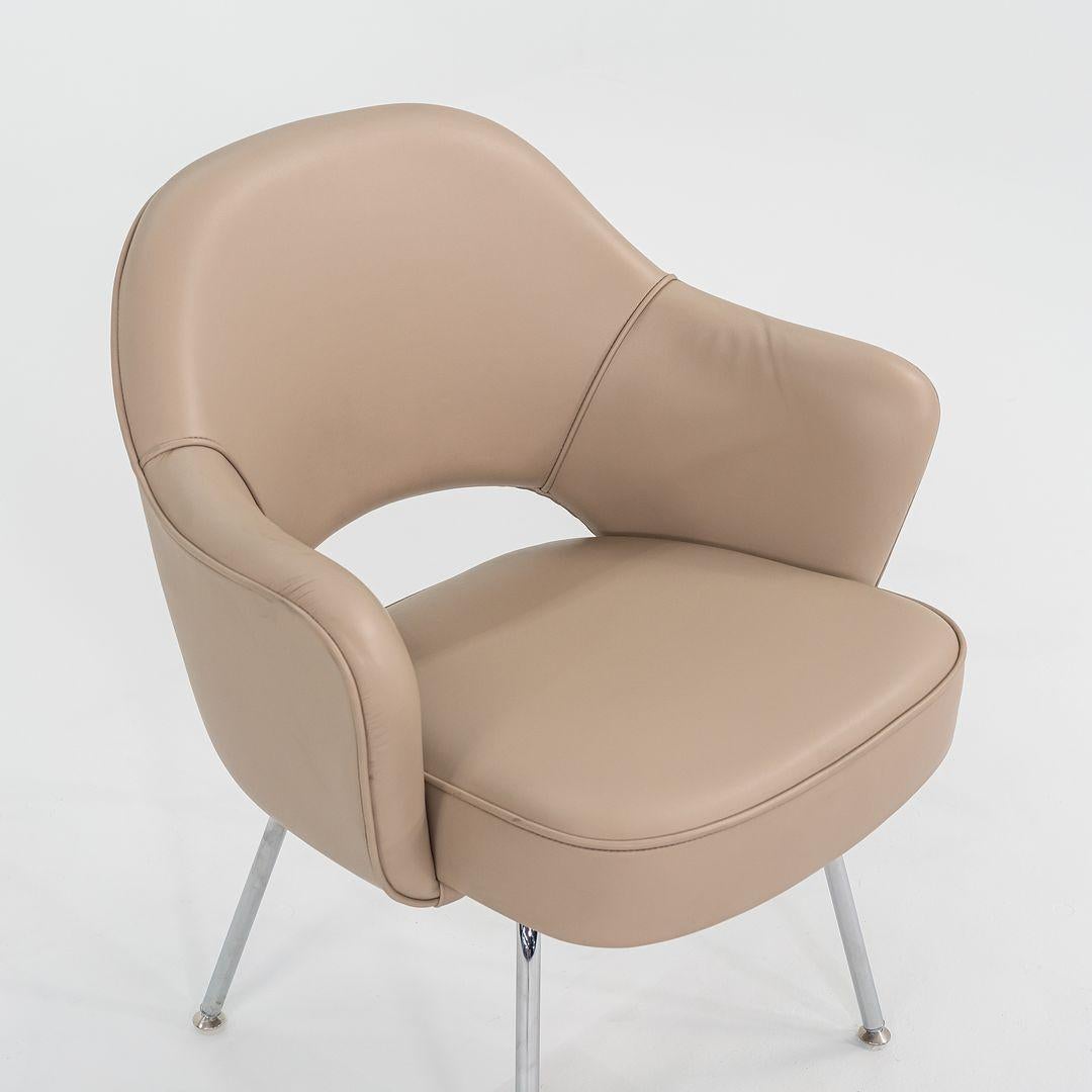 2021 Eero Saarinen para Knoll Silla de Comedor con Brazos de Ejecutivo en Piel Marrón Fuego en venta 2