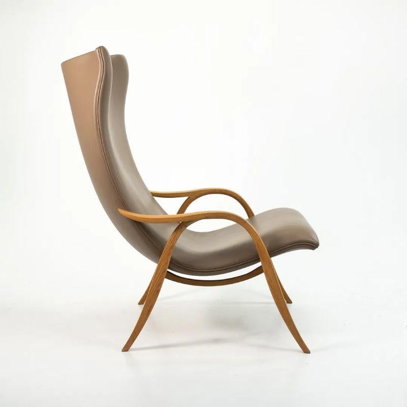 Se trata de un sillón FH429 Signature con estructura de roble macizo aceitado y asiento de piel Thor color masilla, diseñado por Frits Henningsen y producido por Carl Hansen & Son en Dinamarca. La silla se fabricó hacia 2021 y está garantizada como