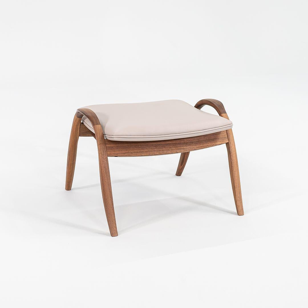 Nous proposons à la vente un pouf FH430 Signature avec un cadre en chêne huilé noyer et un coussin en cuir beige. Le pouf, conçu par Frits Henningsen et produit par Carl Hansen & Son au Danemark, a été produit vers 2021 et est garanti authentique.