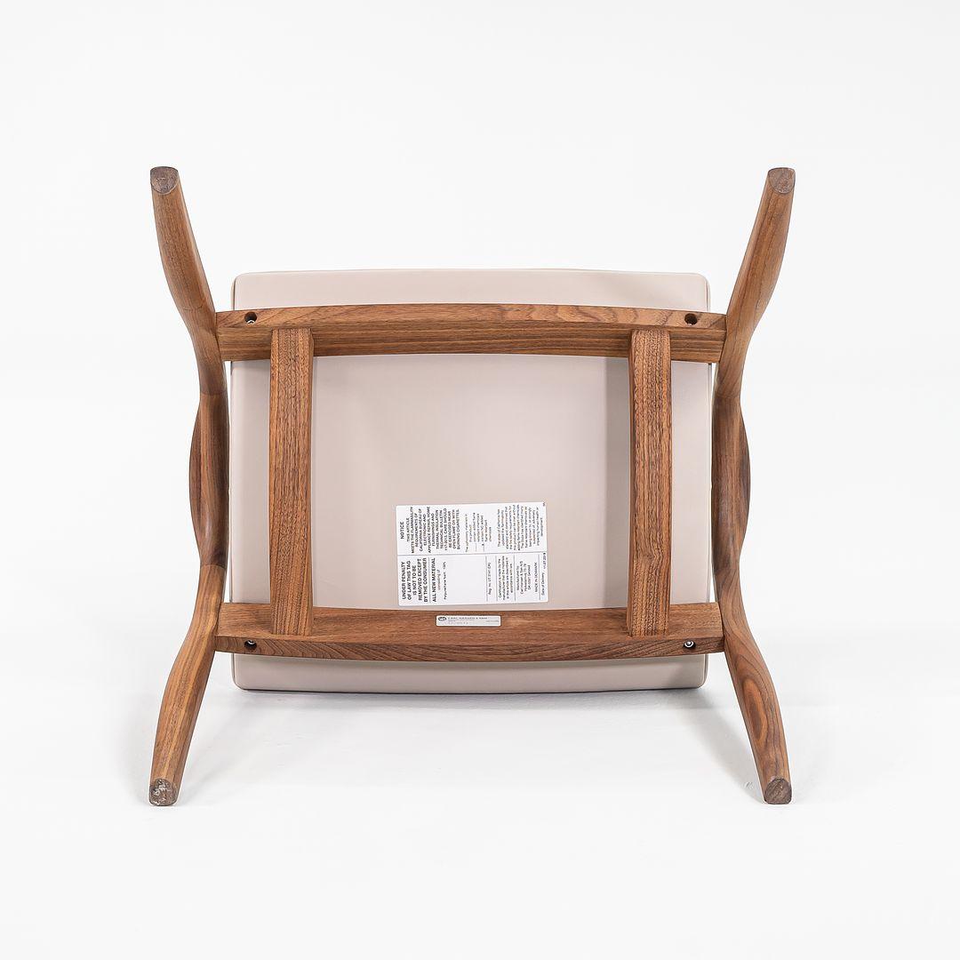 Cuir 2021 FH430 Tabouret Signature en noyer par Frits Henningsen pour Carl Hansen en vente