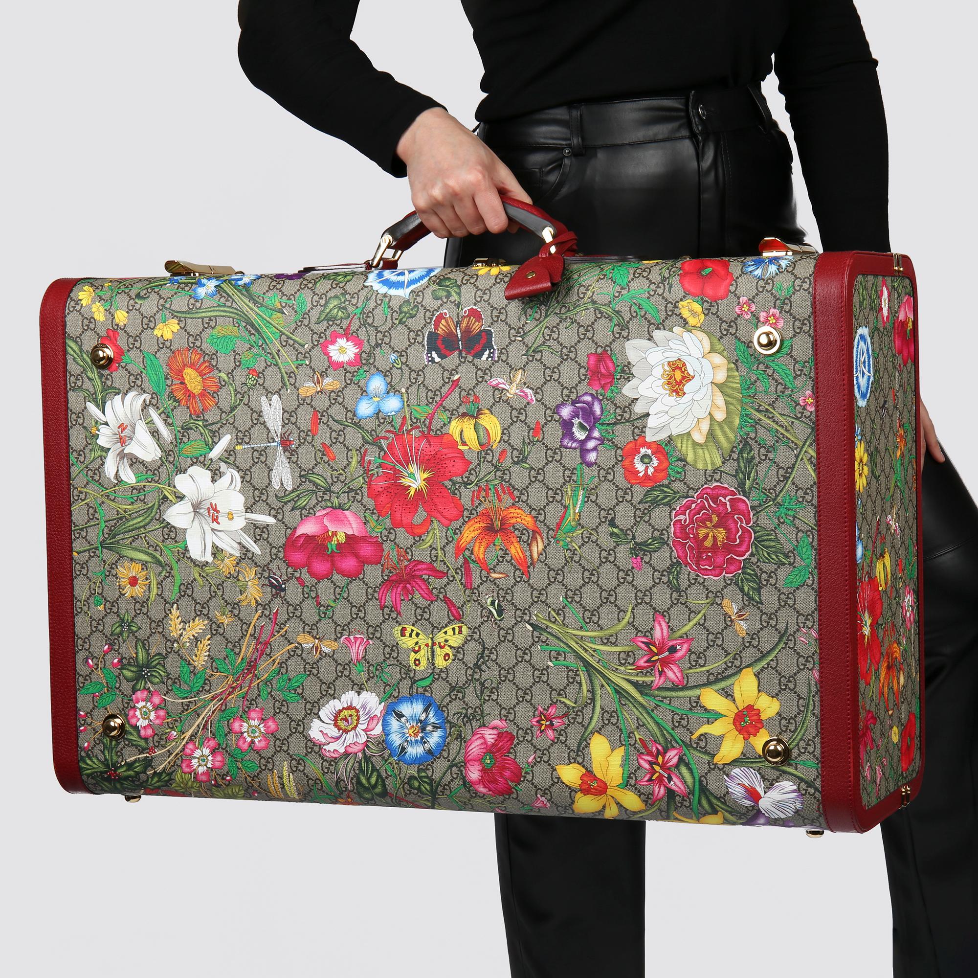 GUCCI
GG Flora Coated Canvas & Red Pigskin Leather Maxi Suitcase Trunk 

Xupes Reference: HB3768
Serial Number: 603765 613120
Age (Circa): 2021
Accompanied By: Gucci Dust Bag, Clochette, Keys, Care Booklet
Authenticity Details: Date Stamp (Made in