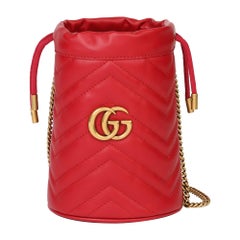 2021 Gucci Rote gesteppte Kalbsleder Mini Marmont Bucket Bag