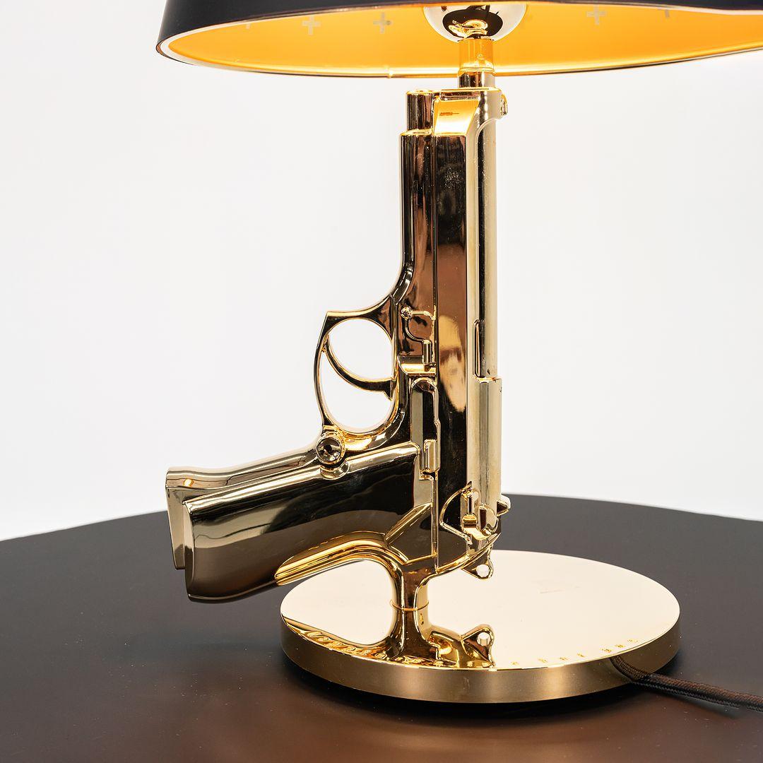 Lampe de chevet Gun 2021 de Philippe Starck pour Flos en or 18 carats 6x disponibles 1