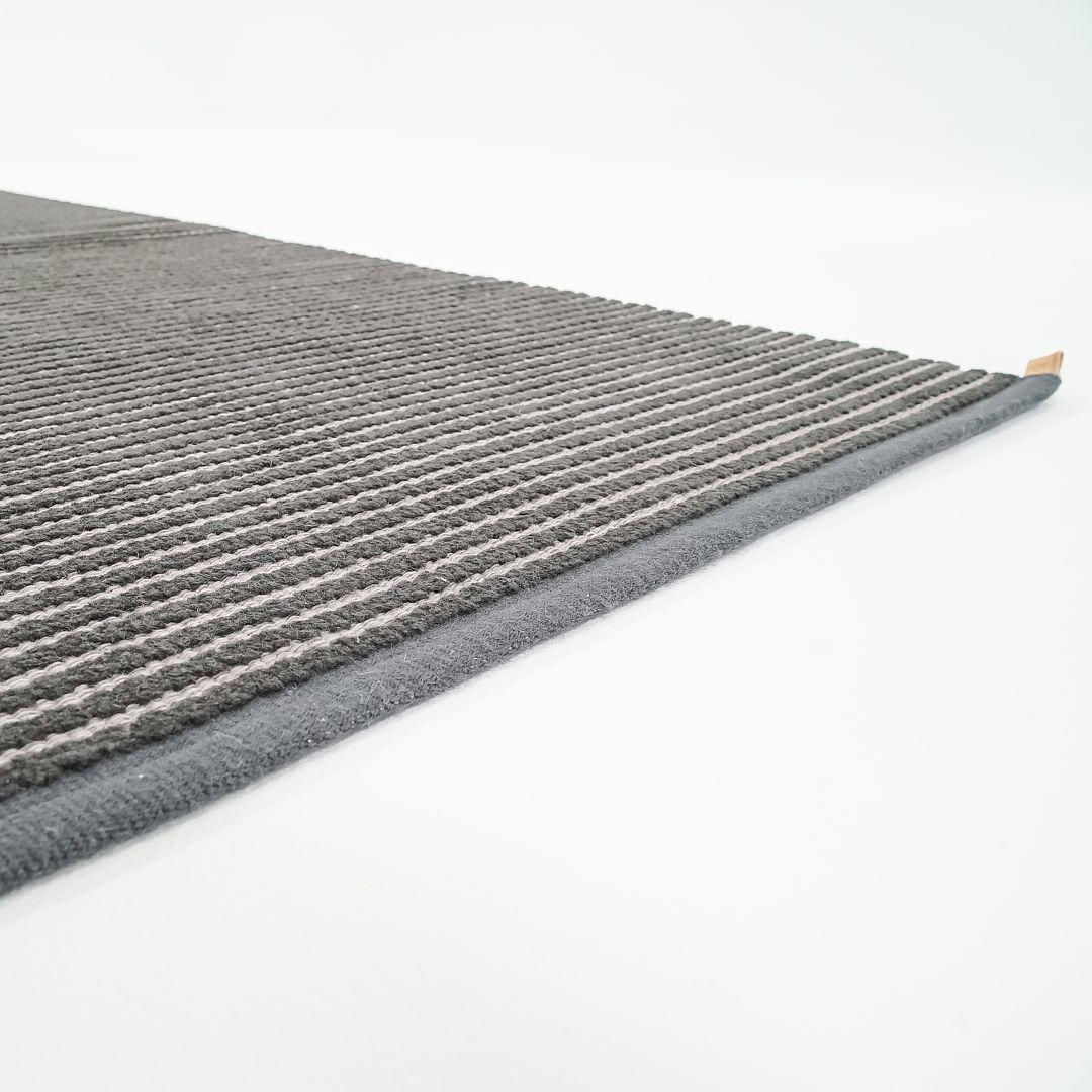 2021 Gunilla Lagerhem Ullberg für Kasthall #35 String Läufer/Teppich 582 Dark Sky (Schwedisch) im Angebot