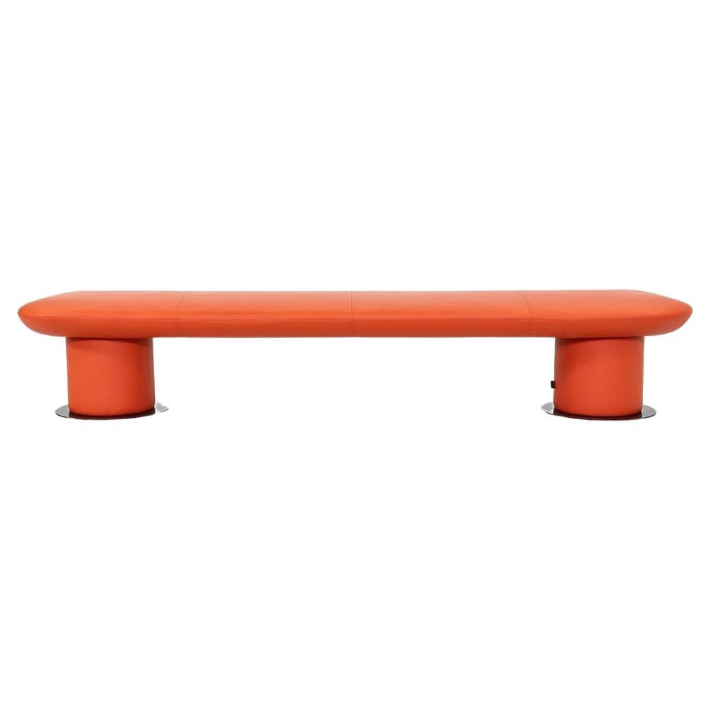 2021 +Halle / Hightower Levels Bench in Orange par Form Us With Love Sweden 95" en vente