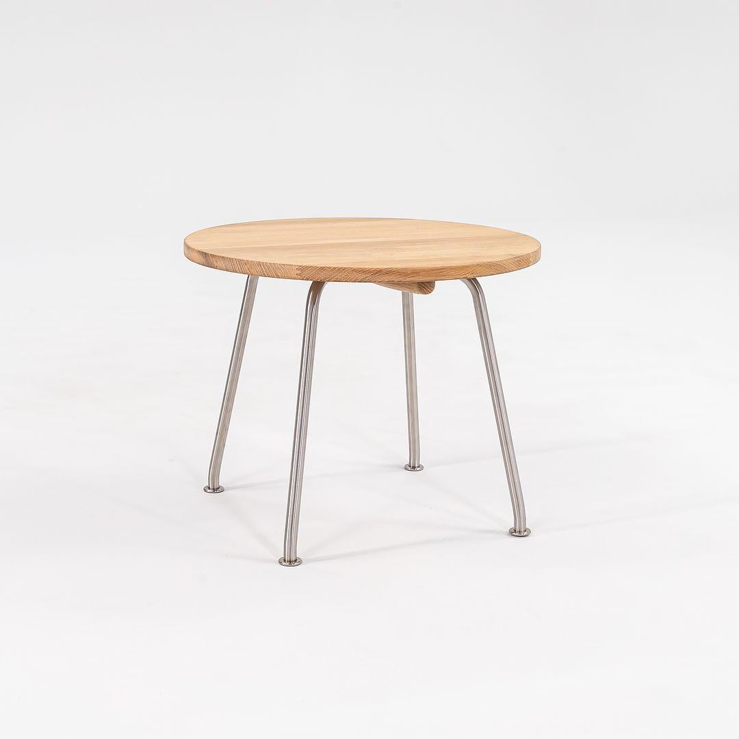 Dies ist ein CH415 Beistell-/Abschlusstisch mit einer geölten Eichenplatte und Beinen aus Edelstahl. Der CH415, entworfen von Hans Wegner und hergestellt von Carl Hansen in Dänemark, stammt aus der Zeit um 2021 und ist garantiert authentisch. Der