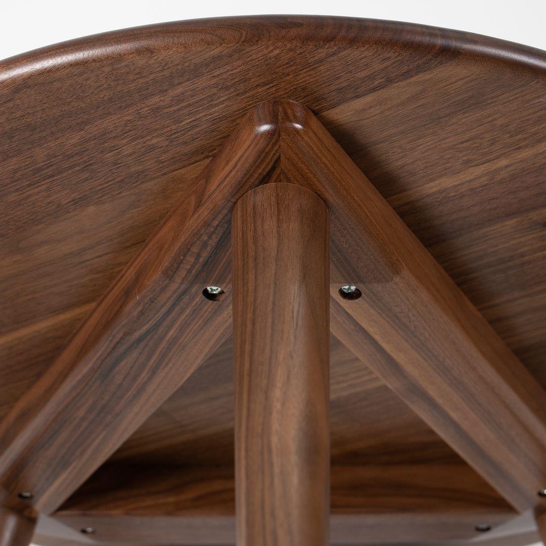 Cette table basse CH008 est composée d'un plateau et de pieds en noyer massif laqué. La table, conçue par Hans Wegner et produite par Carl Hansen & Son au Danemark, date d'environ 2021 et est garantie authentique. L'état est excellent et l'usure