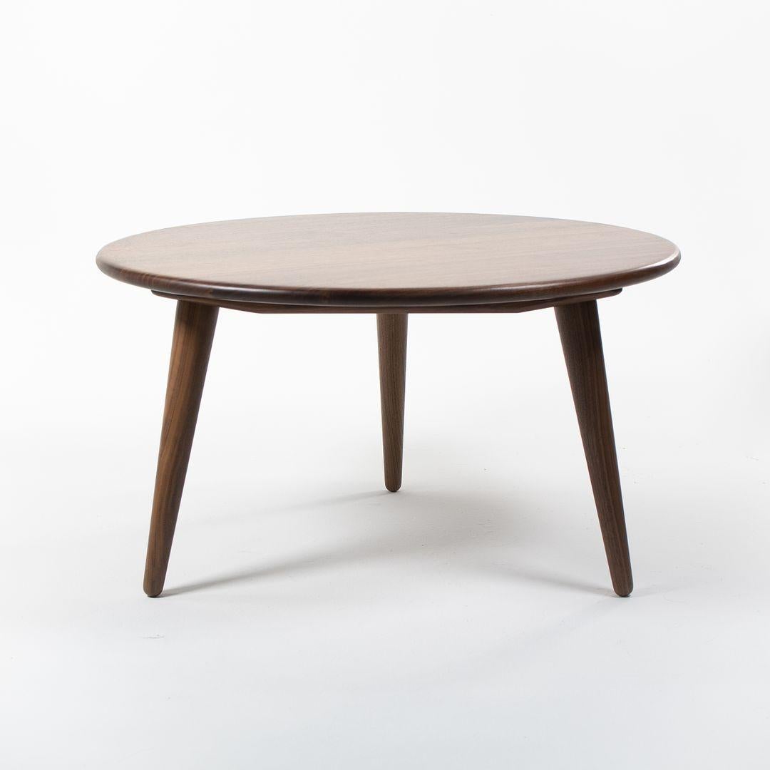 XXIe siècle et contemporain 2021 Table basse Hans Wegner pour Carl Hansen CH008 en noyer laqué en vente