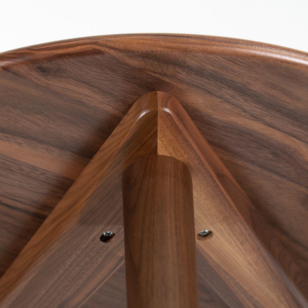 Nous vous proposons à la vente une table basse CH008, dont le plateau et les pieds sont en noyer massif. La table, conçue par Hans Wegner et produite par Carl Hansen & Son au Danemark, date d'environ 2021 et est garantie authentique. L'état est