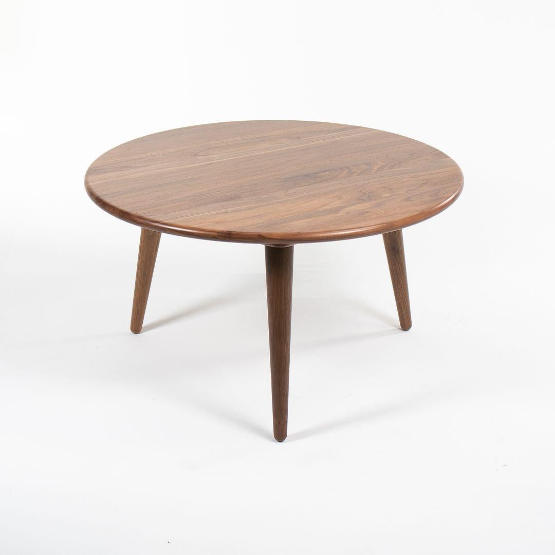 Danois 2021 Hans Wegner pour Carl Hansen CH008 Table basse en noyer 80cm en vente