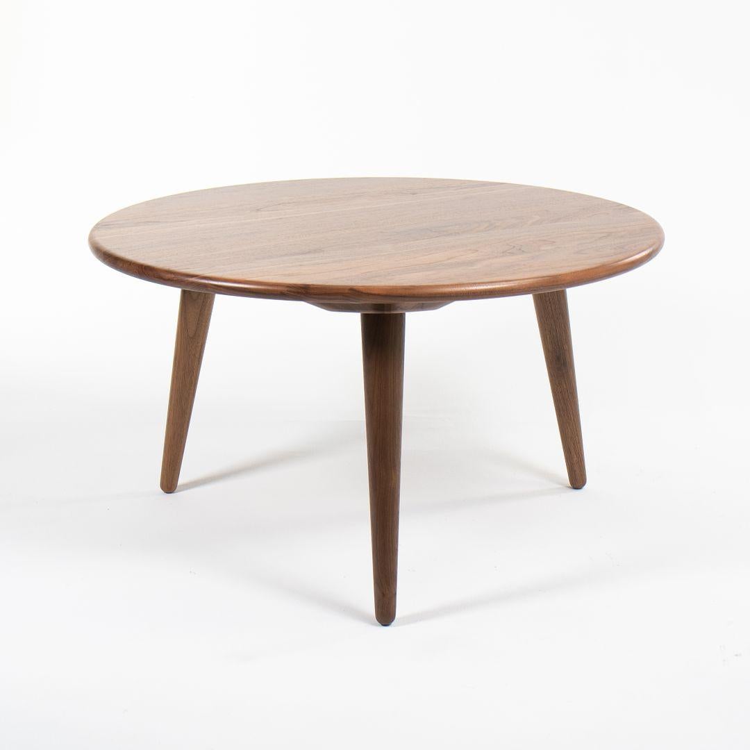2021 Hans Wegner pour Carl Hansen CH008 Table basse en noyer 80cm Excellent état - En vente à Philadelphia, PA