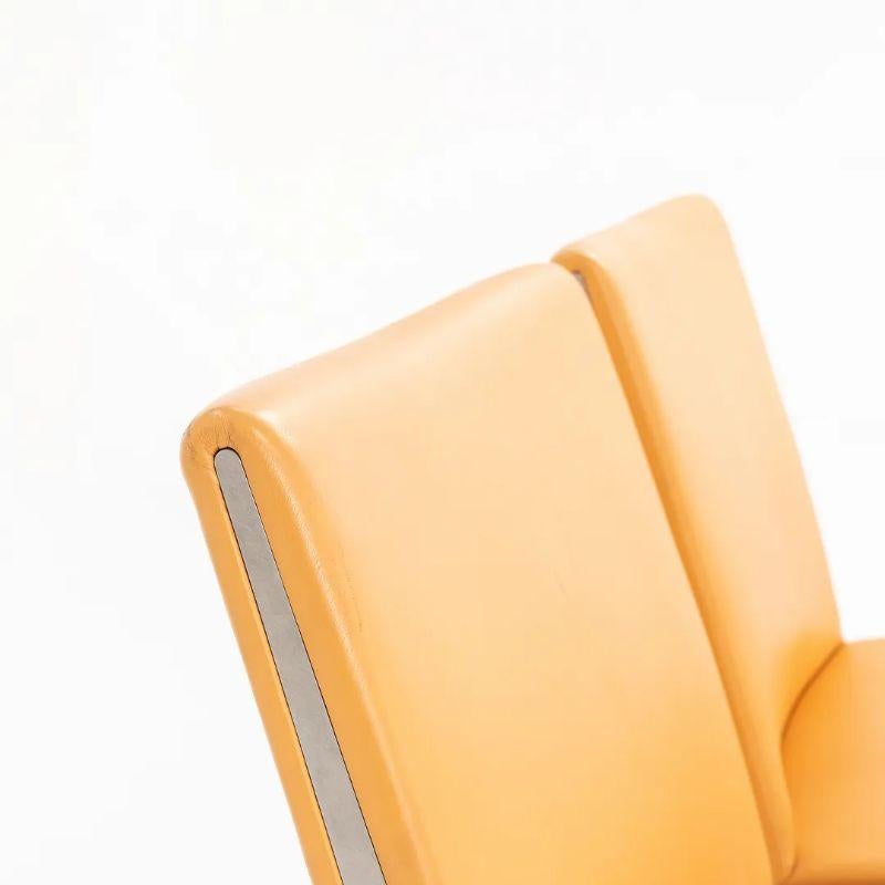 Zum Verkauf angeboten wird ein CH402 Zweisitzer Kastrup Sofa ohne Armlehnen. Das Sofa ist mit einem Gestell aus rostfreiem Stahl und naturfarbenem Leder ausgestattet. Das von Hans Wegner entworfene und von Carl Hansen & Son in Dänemark hergestellte