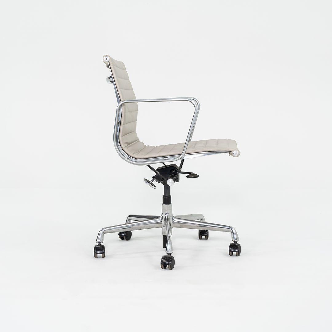2021 Herman Miller Eames Aluminum Group Management Desk Chairs in Leather In Good Condition For Sale In Philadelphia, PA