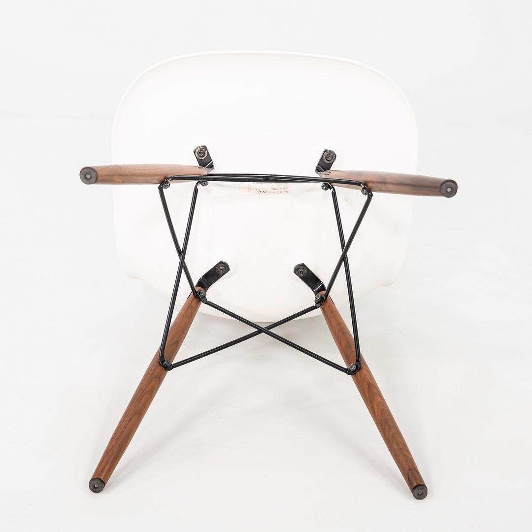 2021 Herman Miller Eames DSW Dining Side Chair en blanc avec base en noyer en vente 4