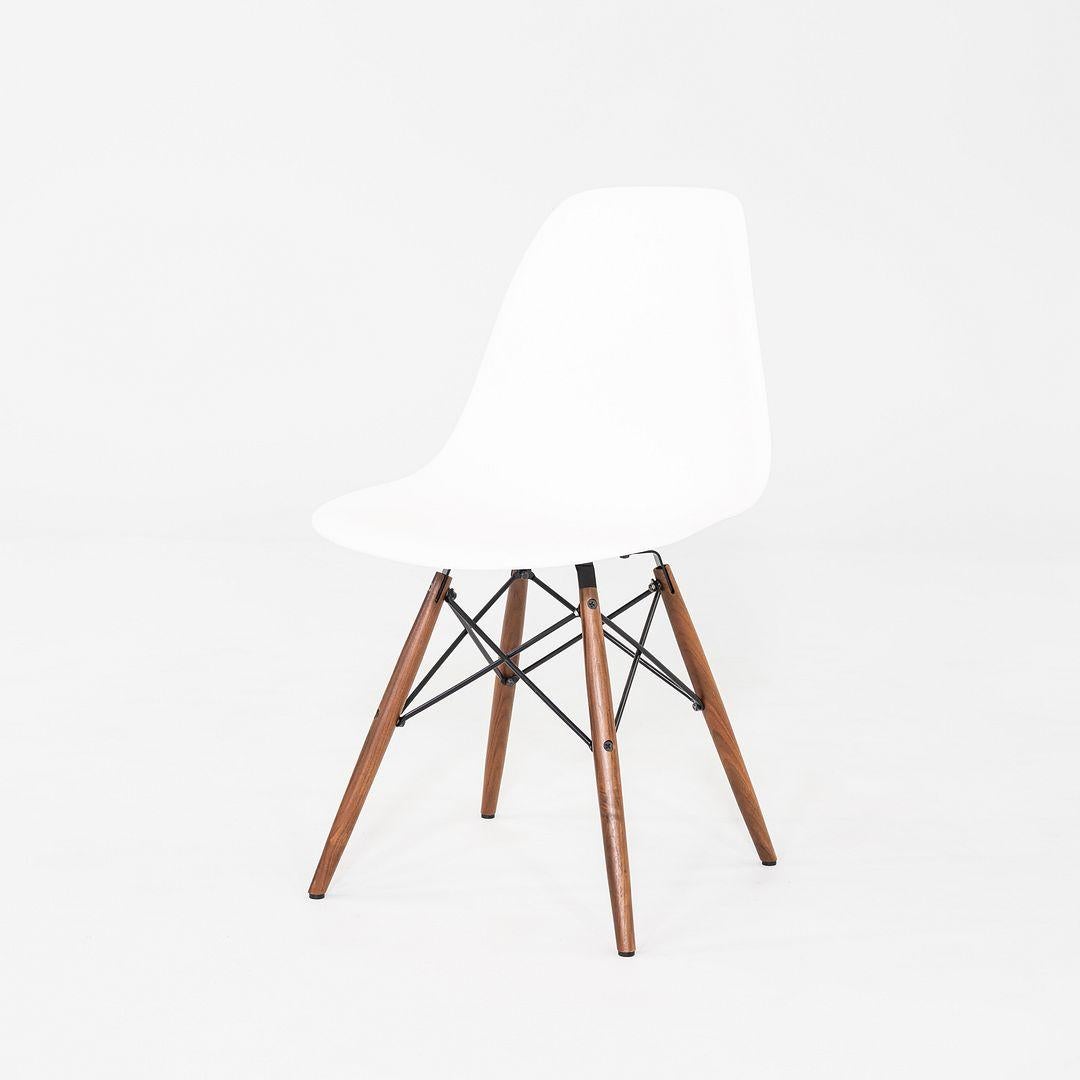 2021 Herman Miller Eames DSW Dining Side Chair en blanc avec base en noyer Bon état - En vente à Philadelphia, PA