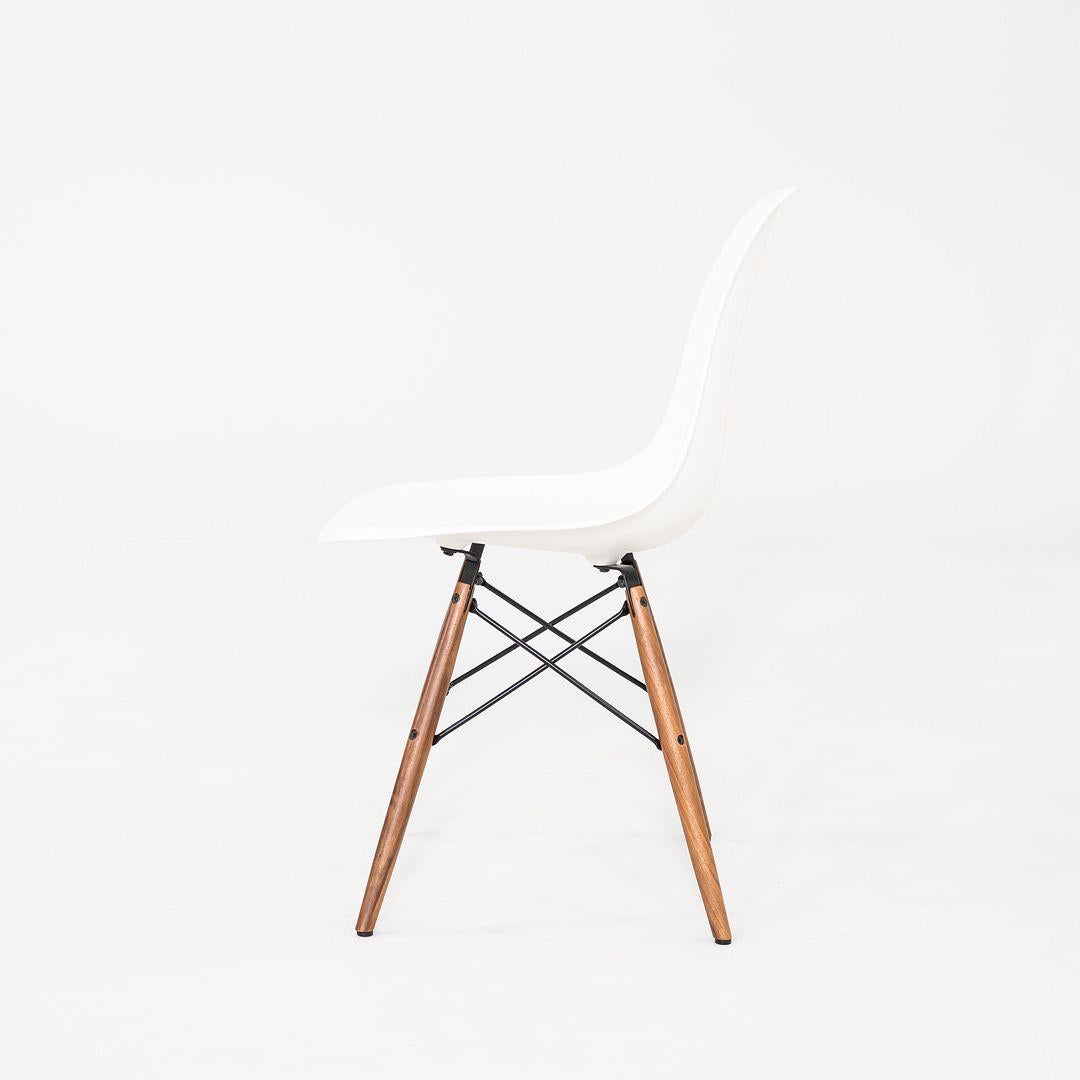 XXIe siècle et contemporain 2021 Herman Miller Eames DSW Dining Side Chair en blanc avec base en noyer en vente