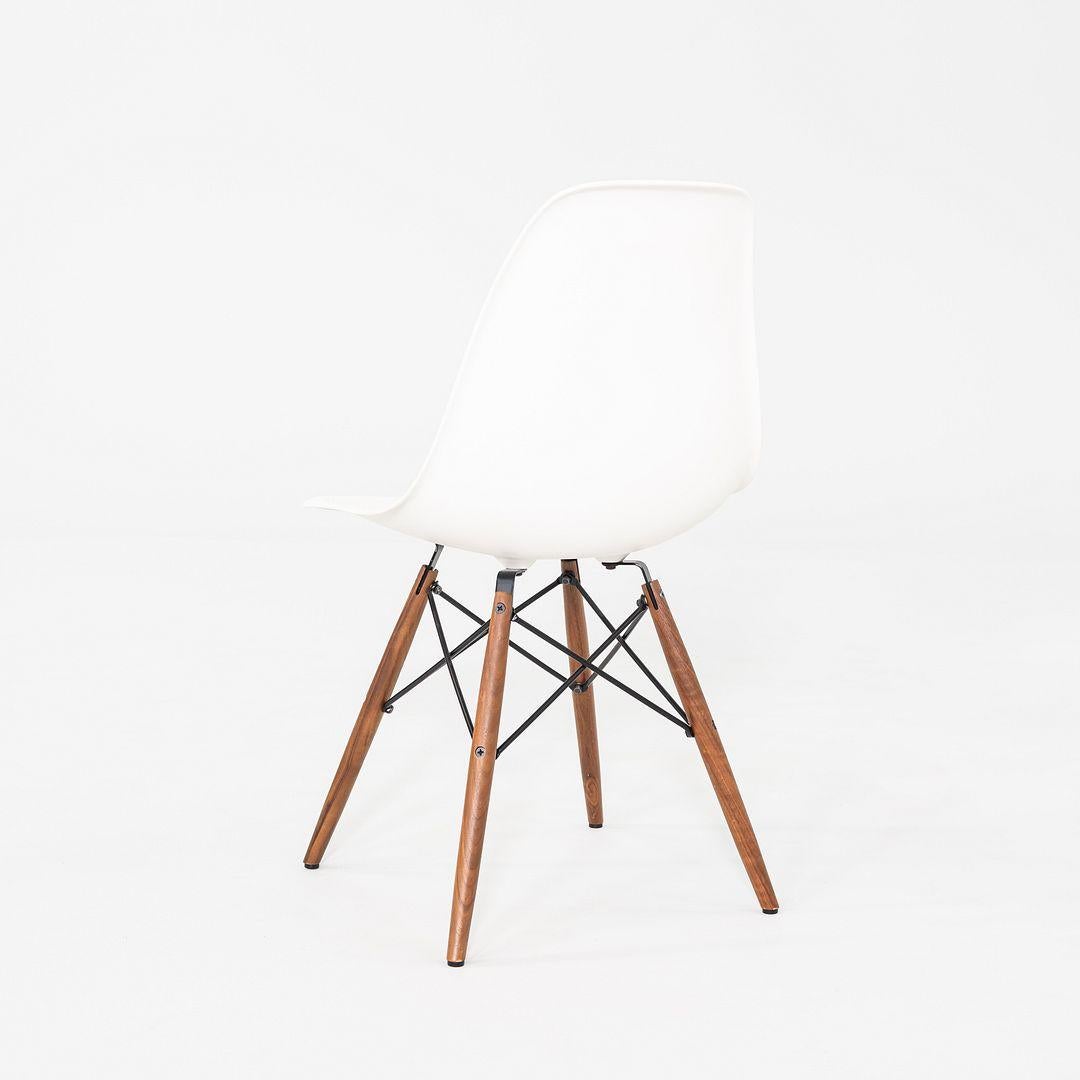 Acier 2021 Herman Miller Eames DSW Dining Side Chair en blanc avec base en noyer en vente
