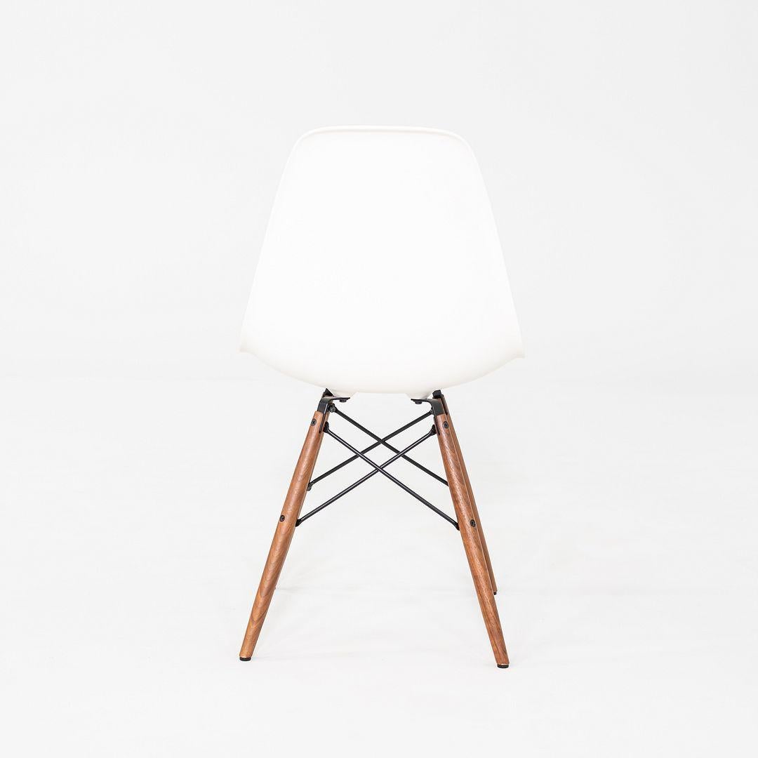 2021 Herman Miller Eames DSW Dining Side Chair en blanc avec base en noyer en vente 1