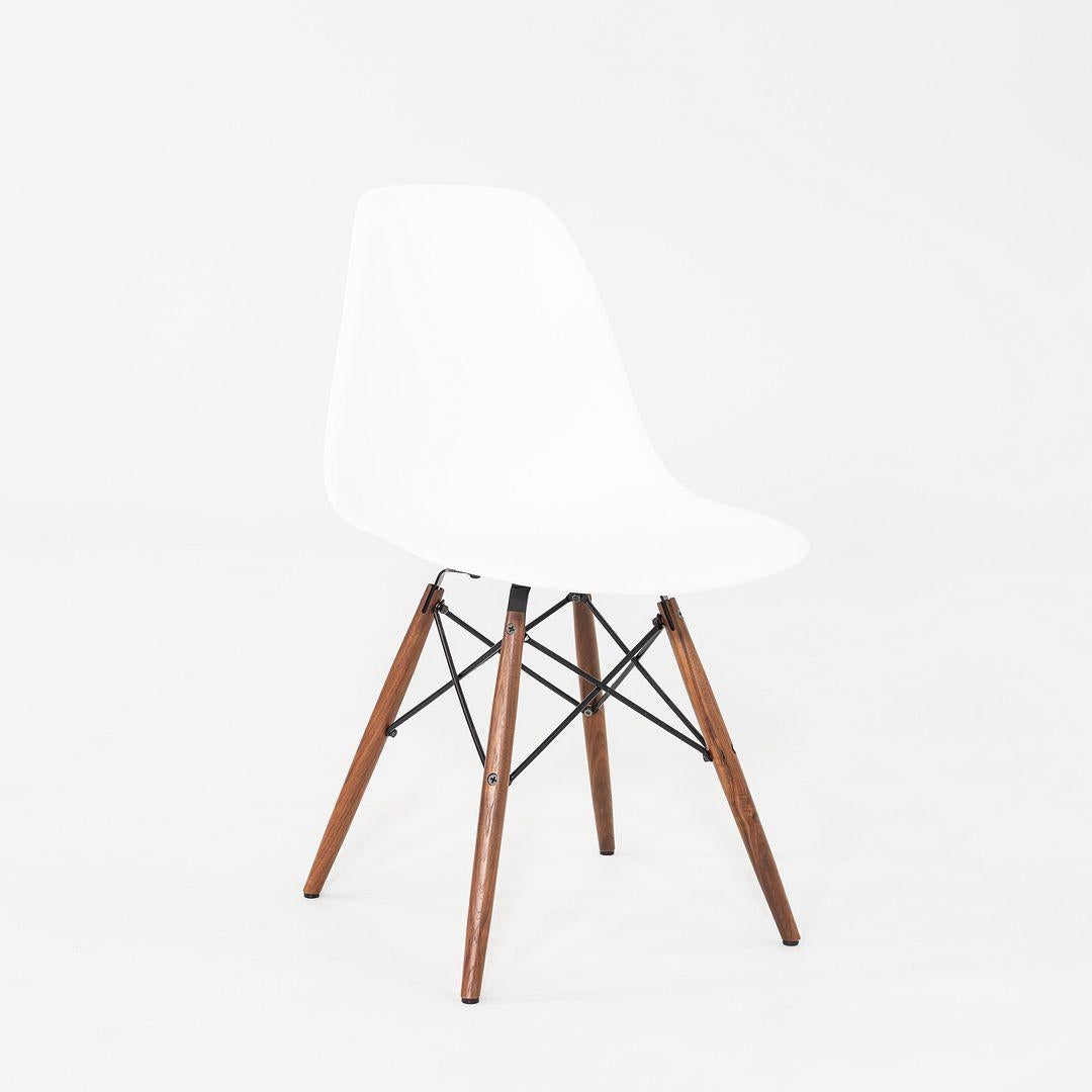 2021 Herman Miller Eames DSW Dining Side Chair en blanc avec base en noyer en vente 2