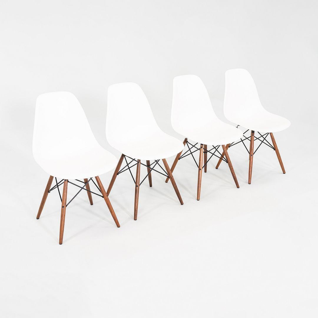 2021 Herman Miller Eames DSW Dining Side Chair en blanc avec base en noyer en vente