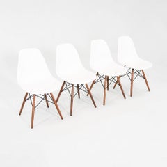 2021 Herman Miller Eames DSW Dining Side Chair en blanc avec base en noyer
