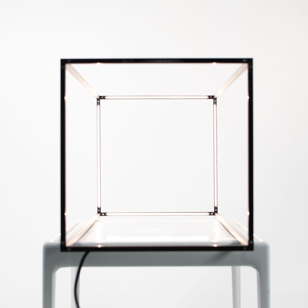 In vendita c'è una lampada da terra rettangolare per esterni Ipnos, con struttura in alluminio estruso nero e diffusori in policarbonato trasparente. La lampada è stata disegnata da Nicoletta Rossi & Guido Bianchi, prodotta da Flos¬†in Italia e