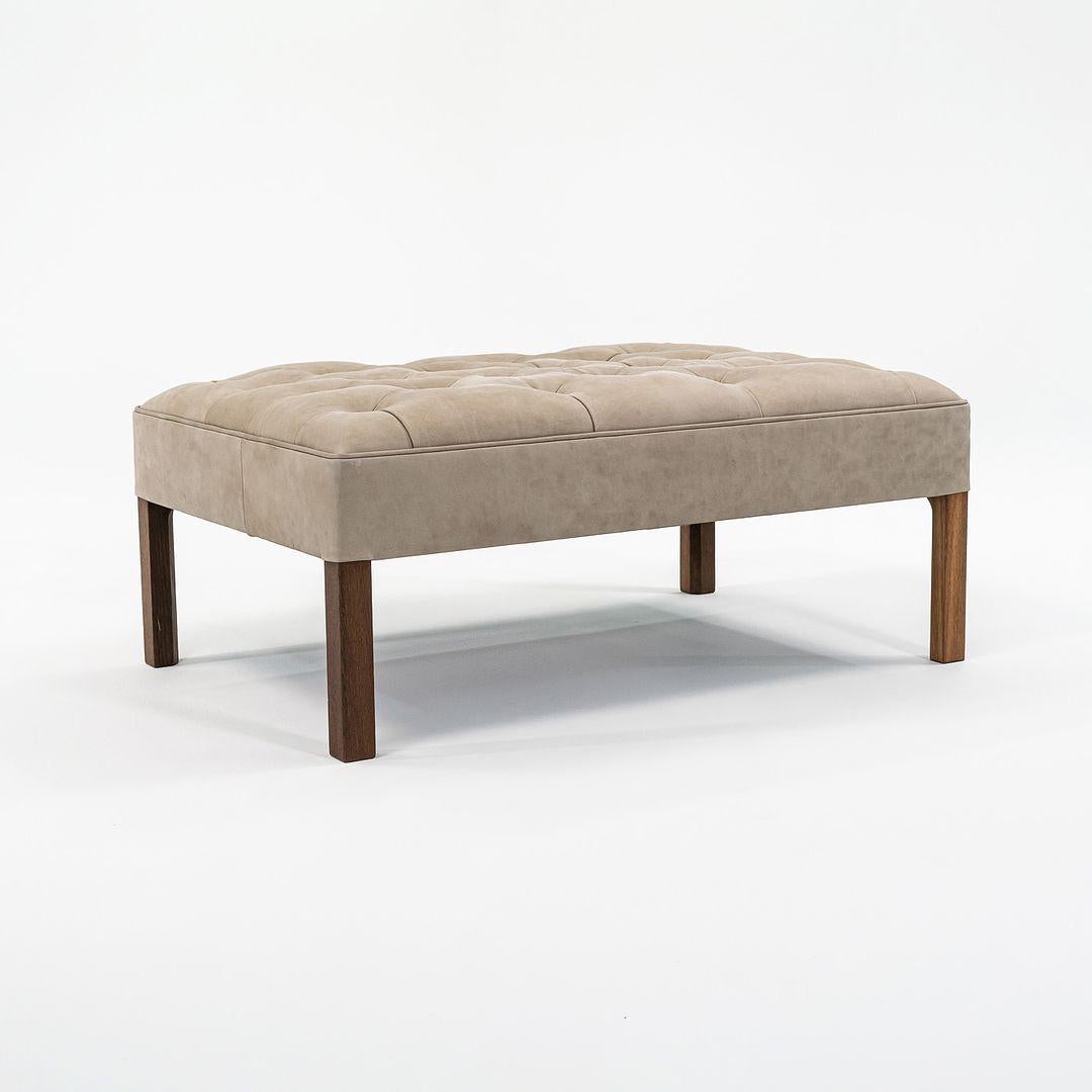 Il s'agit d'un canapé d'appoint KK48651 avec une assise en cuir fauve et des pieds en noyer (ou peut-être en chêne teinté foncé). Le banc, conçu par Hans Wegner et produit par Carl Hansen & Son au Danemark, date d'environ 2021 et est garanti