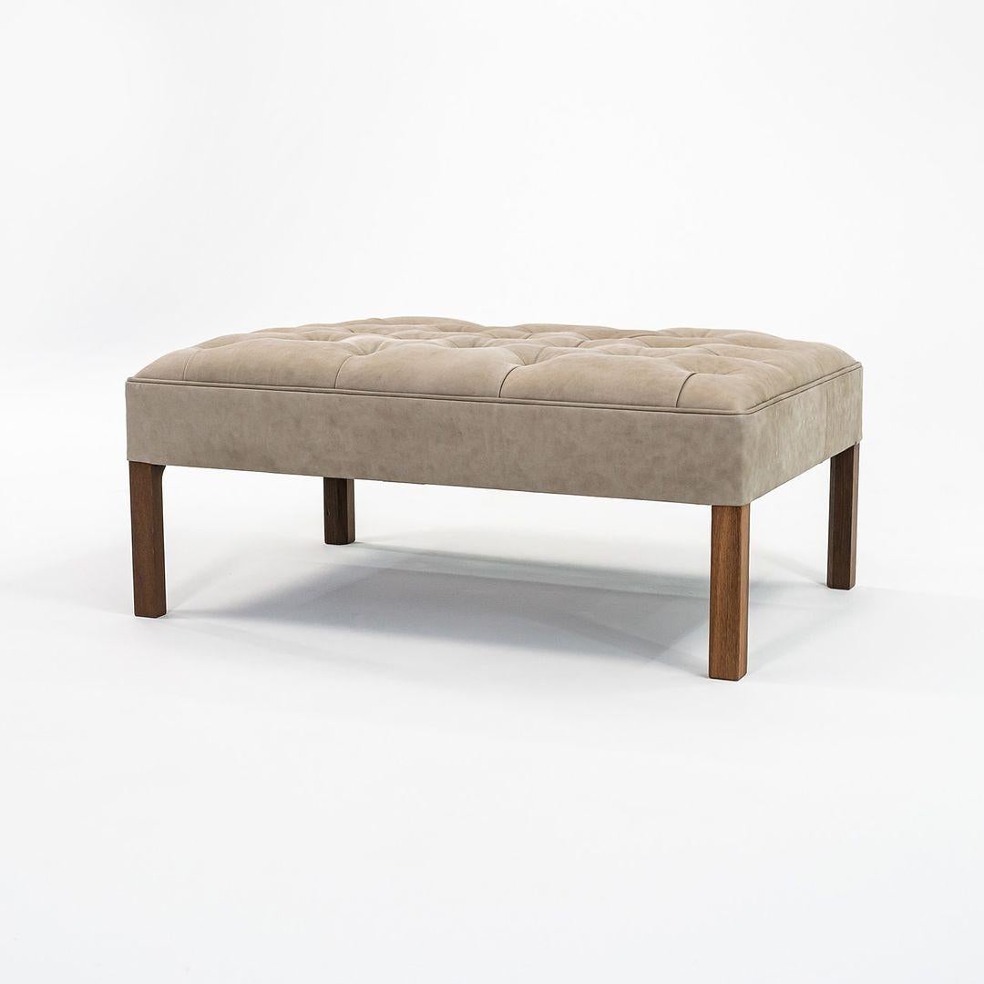 Moderne 2021 KK48651 Addition Canapé / banquette en cuir avec pieds en bois foncé par Kaare Klint en vente