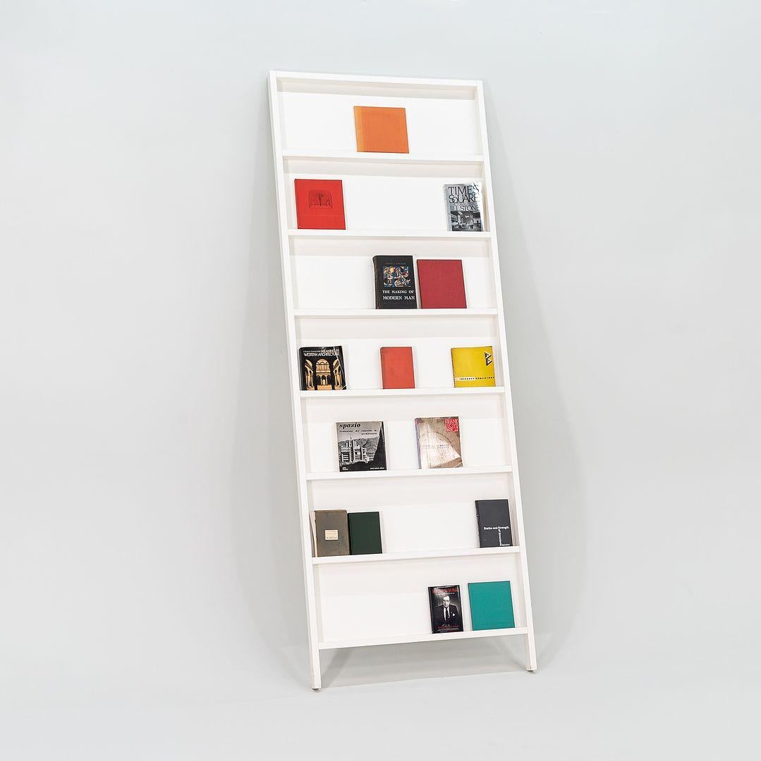 In vendita c'è una libreria Oblique Big in legno di faggio laccato bianco. Lo scaffale è stato progettato da Marcel Wanders e prodotto da Moooi¬†nei Paesi Bassi. Risale al 2022 circa ed è garantito come autentico.¬†Le condizioni sono molto buone con