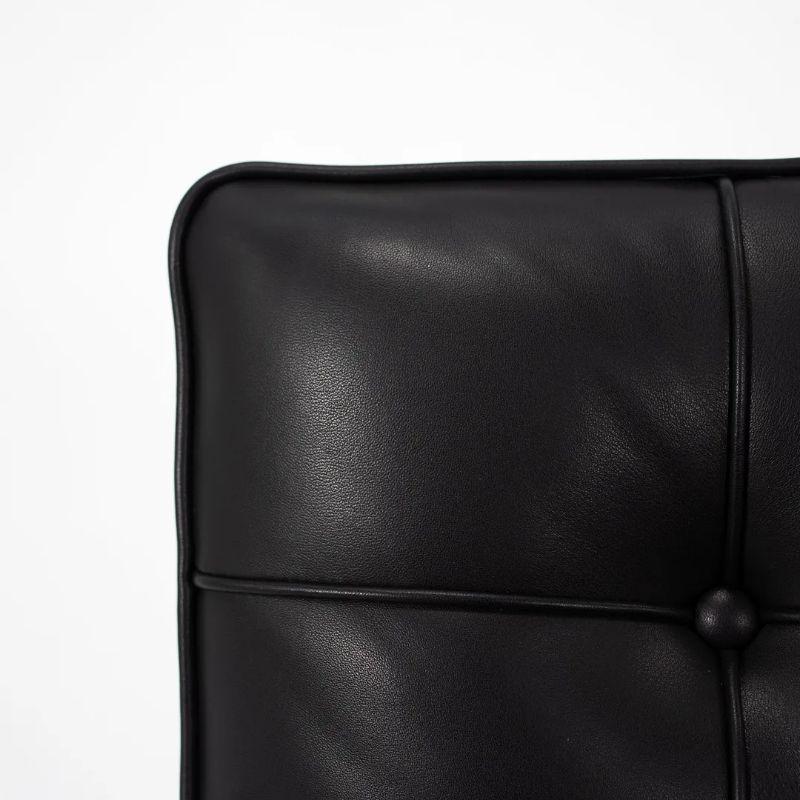 Il s'agit d'une chaise longue Barcelona produite en 2021, conçue par Mies van der Rohe et produite par Knoll. Il est doté d'un cadre en acier chromé, mais surtout d'un cuir noir amélioré, qui semble être le cuir Sabrina (ce n'est pas garanti, mais