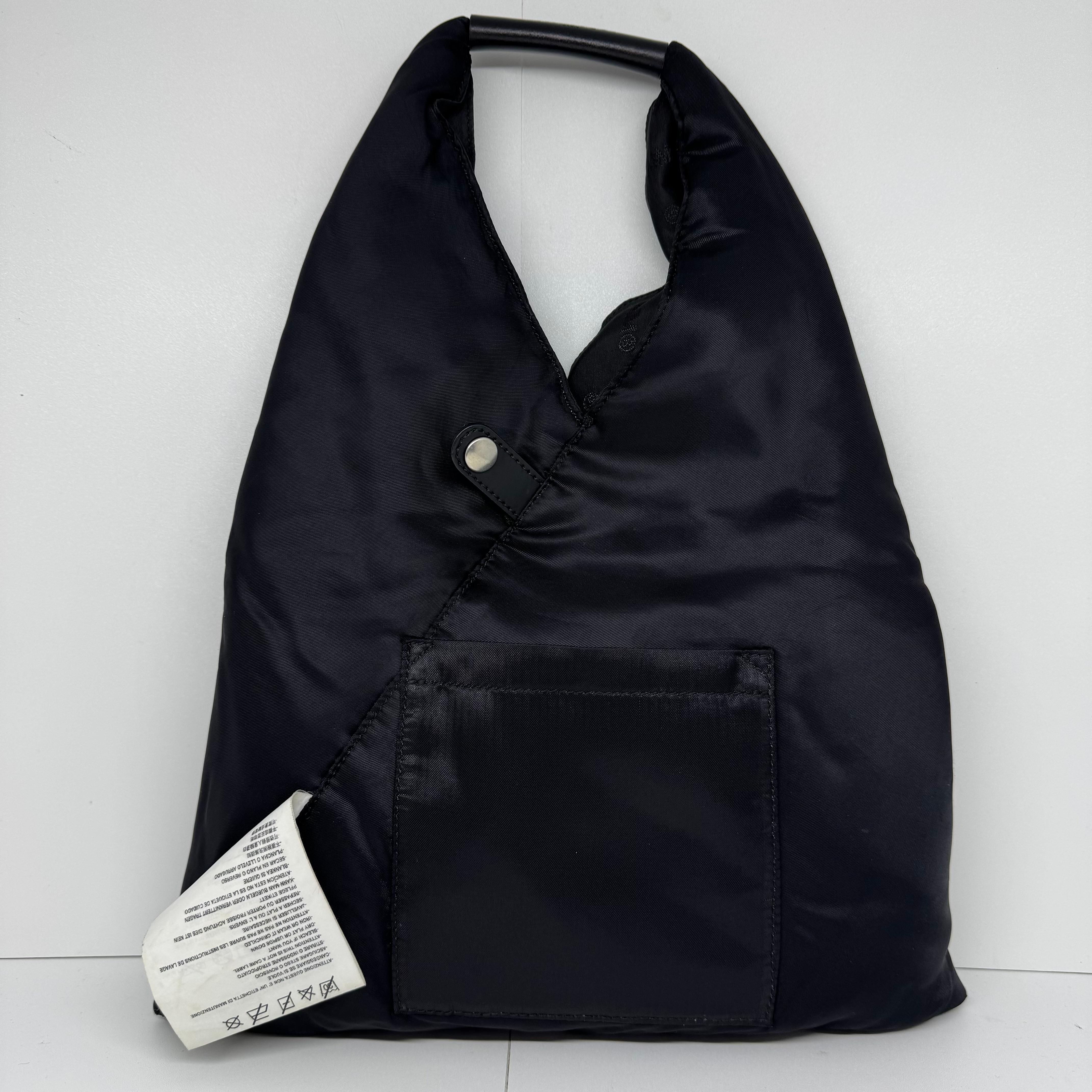 MM6 Inside Out Japanese tote della Collezione A. Winter 2021. Borsa molto leggera e di buone dimensioni. Il design unico con l'etichetta all'esterno, può essere indossato al contrario con la fodera in tela all'esterno. Un piccolo segno sulla fodera