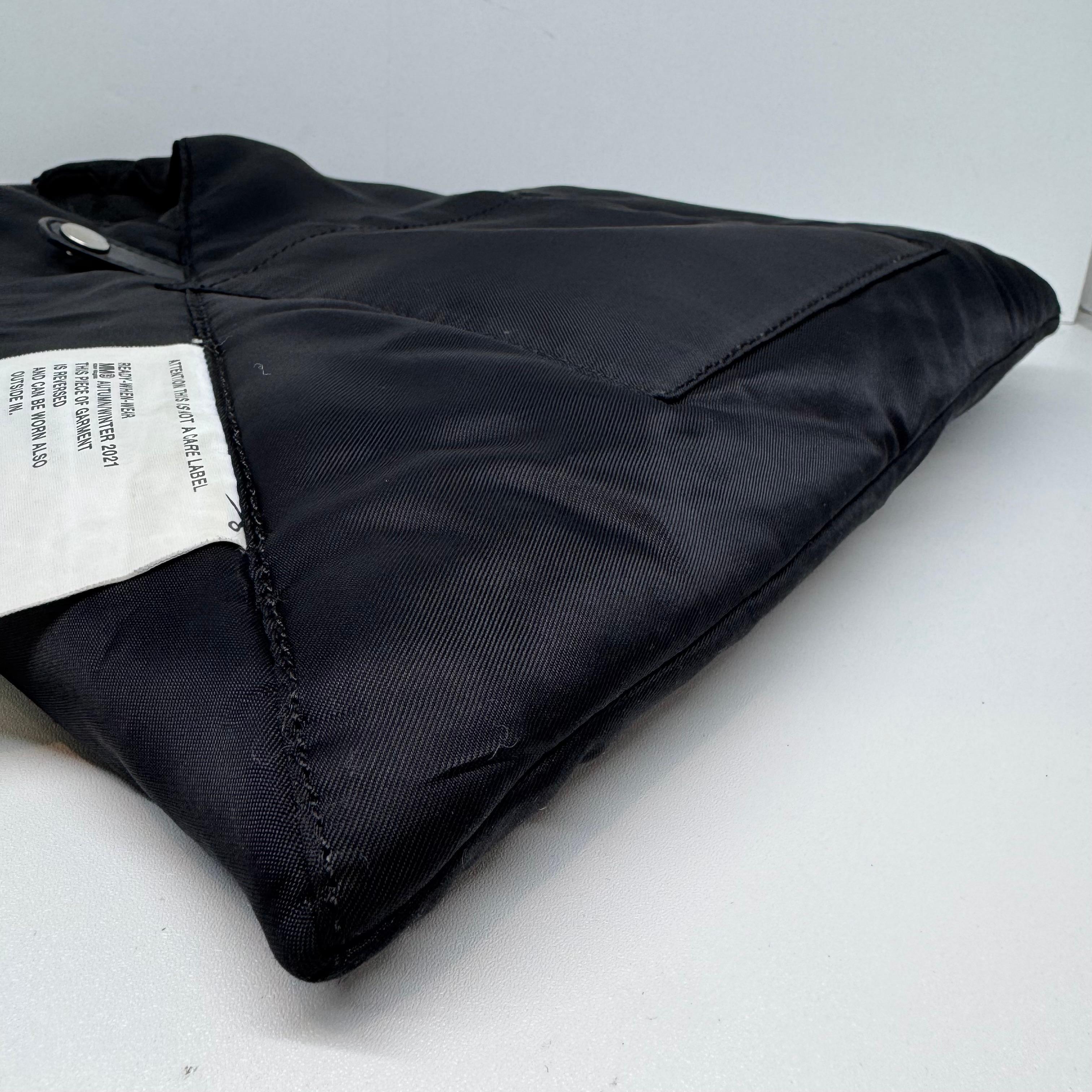 2021 MM6 Maison Margiela Small Nylon Inside Out Japanese Triangle Tote In condizioni buone in vendita a Jakarta, Daerah Khusus Ibukota Jakarta