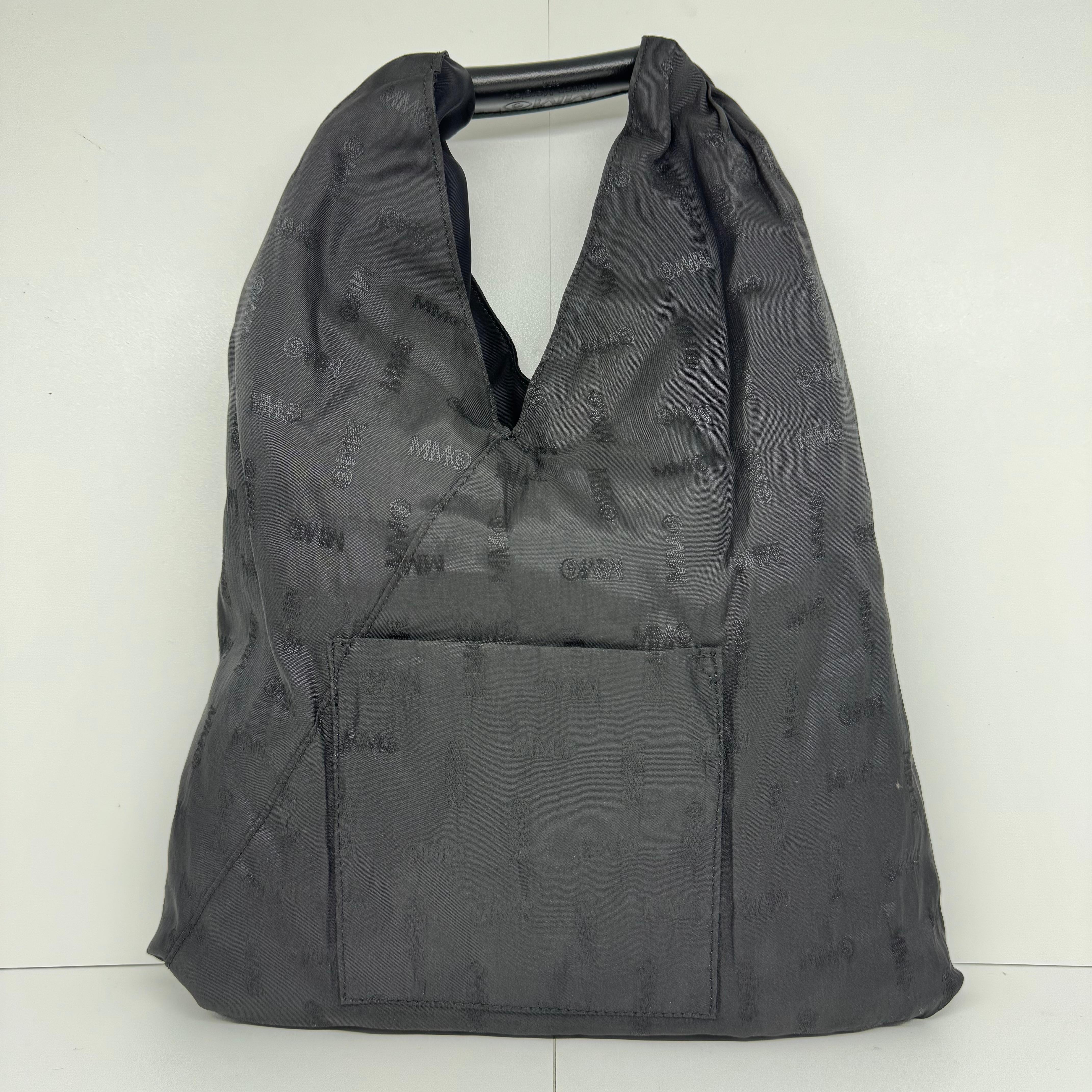 2021 MM6 Maison Margiela Small Nylon Inside Out Japanese Triangle Tote in vendita 1