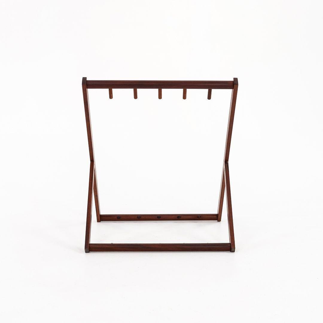 Questo è un annuncio per due (2) rack per sedie pieghevoli MK99201, realizzati per sei sedie pieghevoli MK99200, in legno massiccio di mogano oliato. Lo scaffale, disegnato da Mogens Koch e prodotto da Carl Hansen & Son in Danimarca, risale al 2021