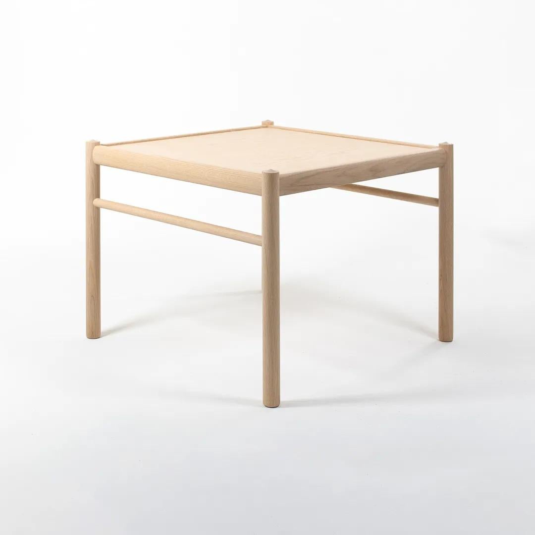 Il s'agit d'une table basse Coloni OW449 composée d'un cadre en chêne massif huilé blanc et d'un plateau en chêne. La table, conçue par Ole Wanscher et produite par Carl Hansen & Son au Danemark, date d'environ 2021 et est garantie authentique.
