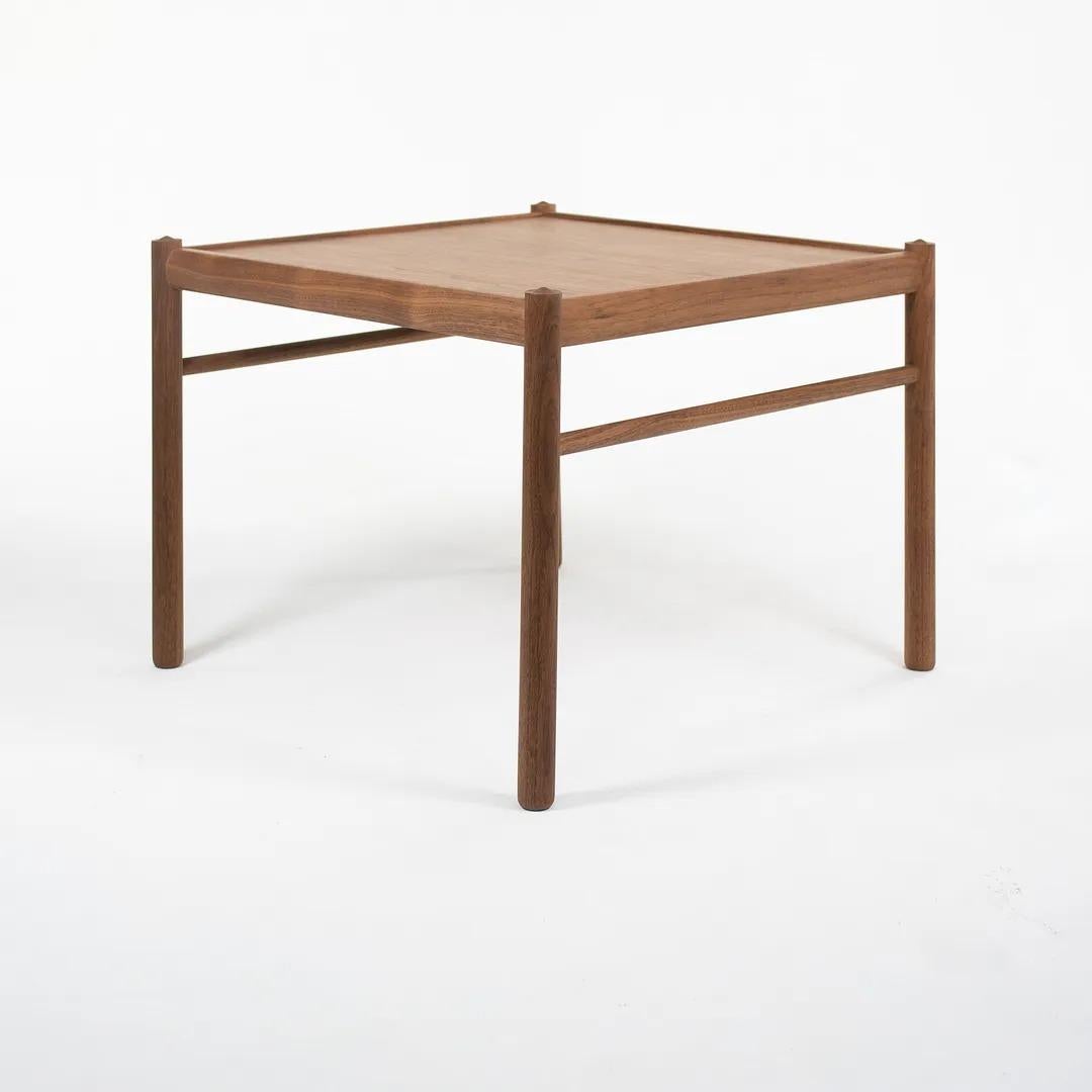 Il s'agit d'une table basse coloniale OW449 avec un cadre en noyer massif huilé, conçue par Ole Wanscher et produite par Carl Hansen & Son au Danemark. La table a été produite vers 2021 et est garantie comme authentique. L'état est excellent avec