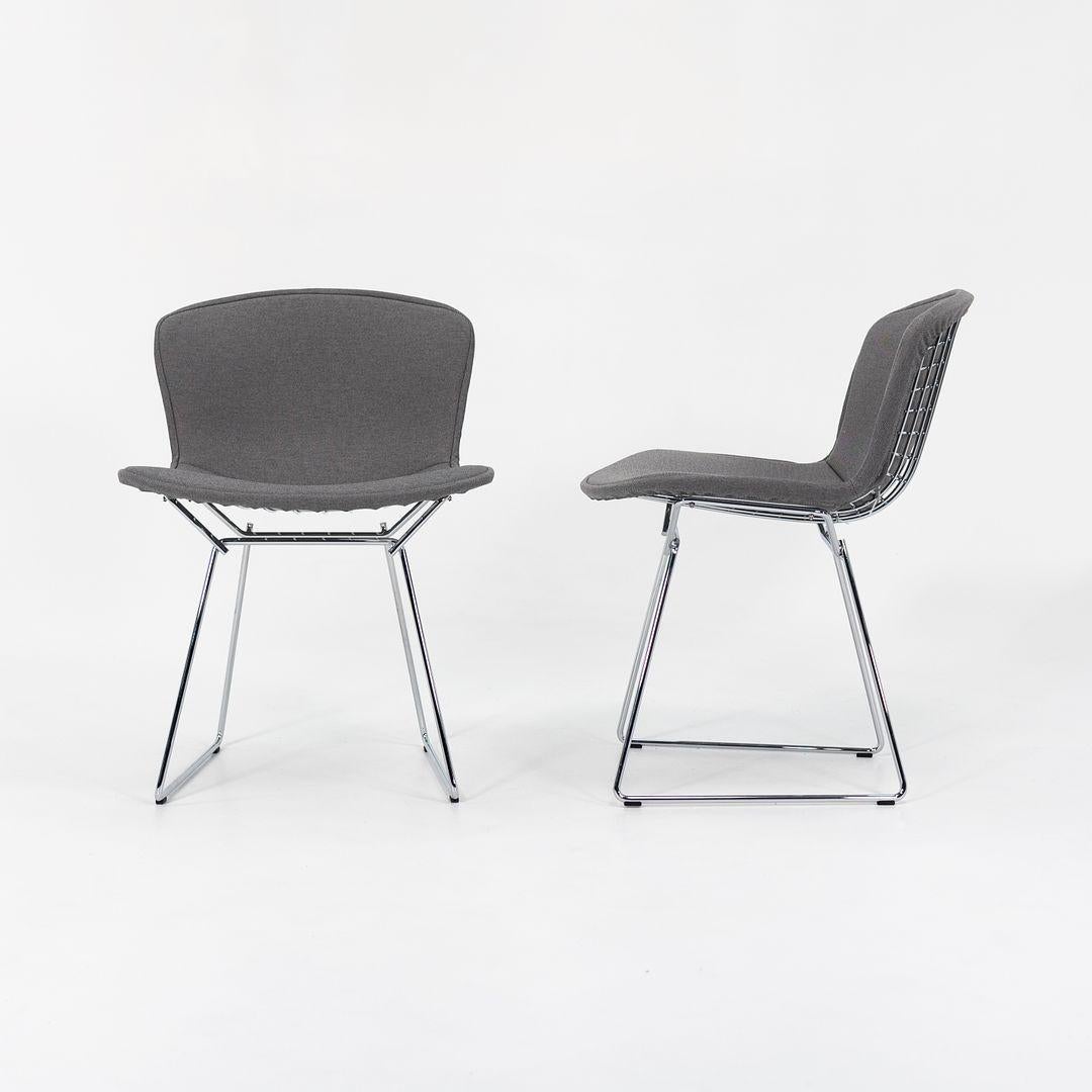 Il s'agit d'une paire de chaises d'appoint classiques de Bertoia, modèle 420c, conçues à l'origine en 1952 par Harry Bertoia pour Knoll International. Cette paire particulière date de 2021. Le prix indiqué comprend deux chaises (la paire). Leur