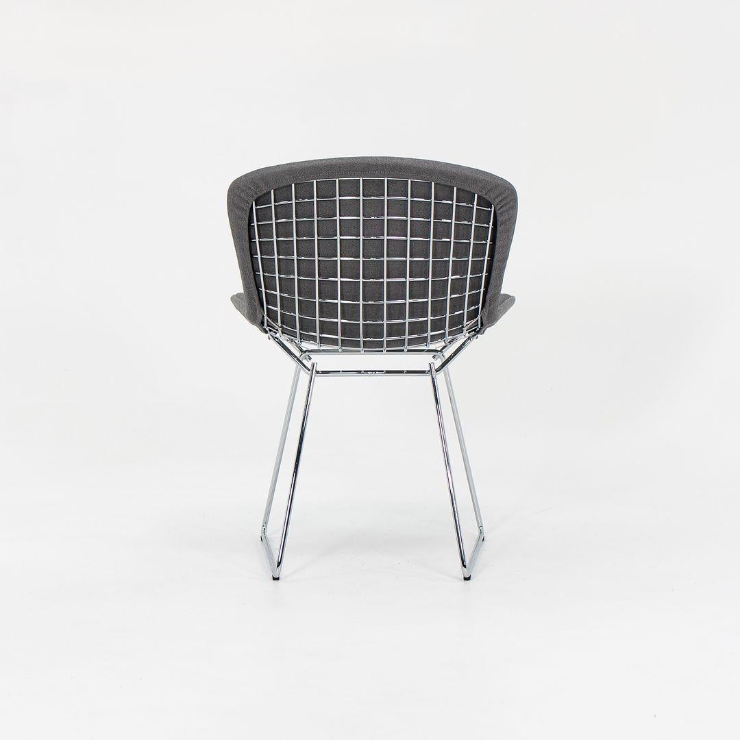 Moderne Paire de chaises d'appoint Knoll Bertoia en acier avec revêtement d'assise complet en tissu, 2021 en vente