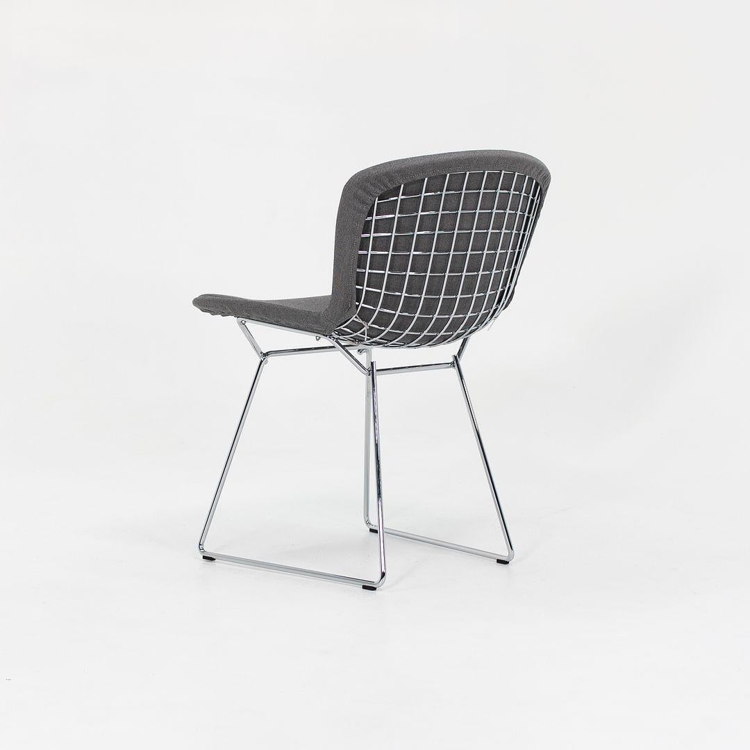 Américain Paire de chaises d'appoint Knoll Bertoia en acier avec revêtement d'assise complet en tissu, 2021 en vente