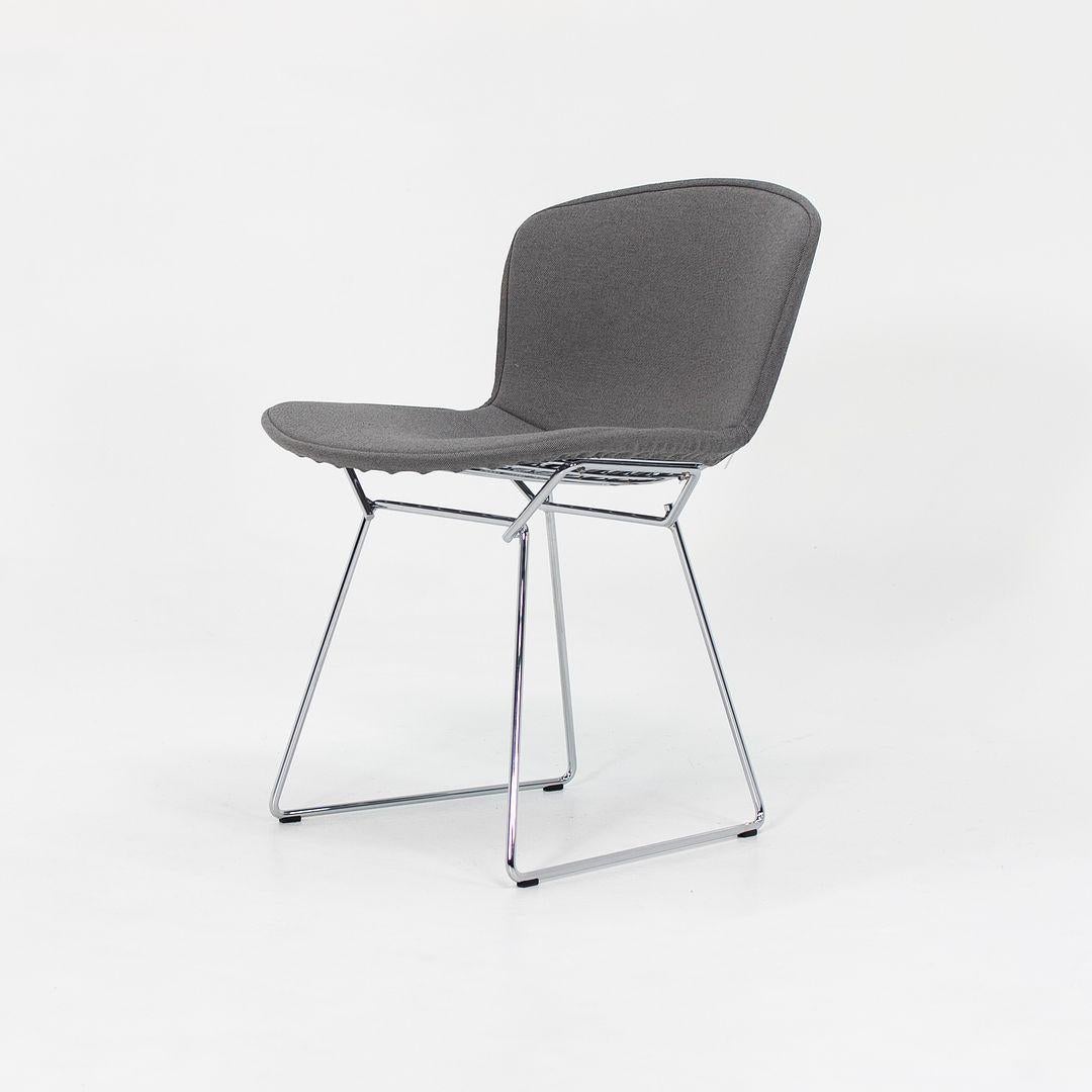 XXIe siècle et contemporain Paire de chaises d'appoint Knoll Bertoia en acier avec revêtement d'assise complet en tissu, 2021 en vente
