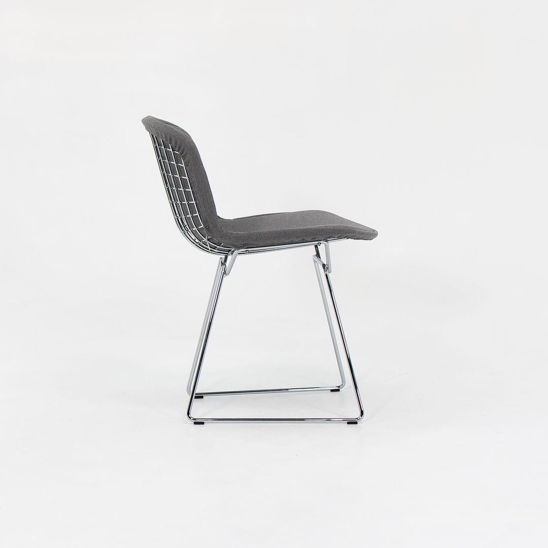 Paire de chaises d'appoint Knoll Bertoia en acier avec revêtement d'assise complet en tissu, 2021 en vente 1